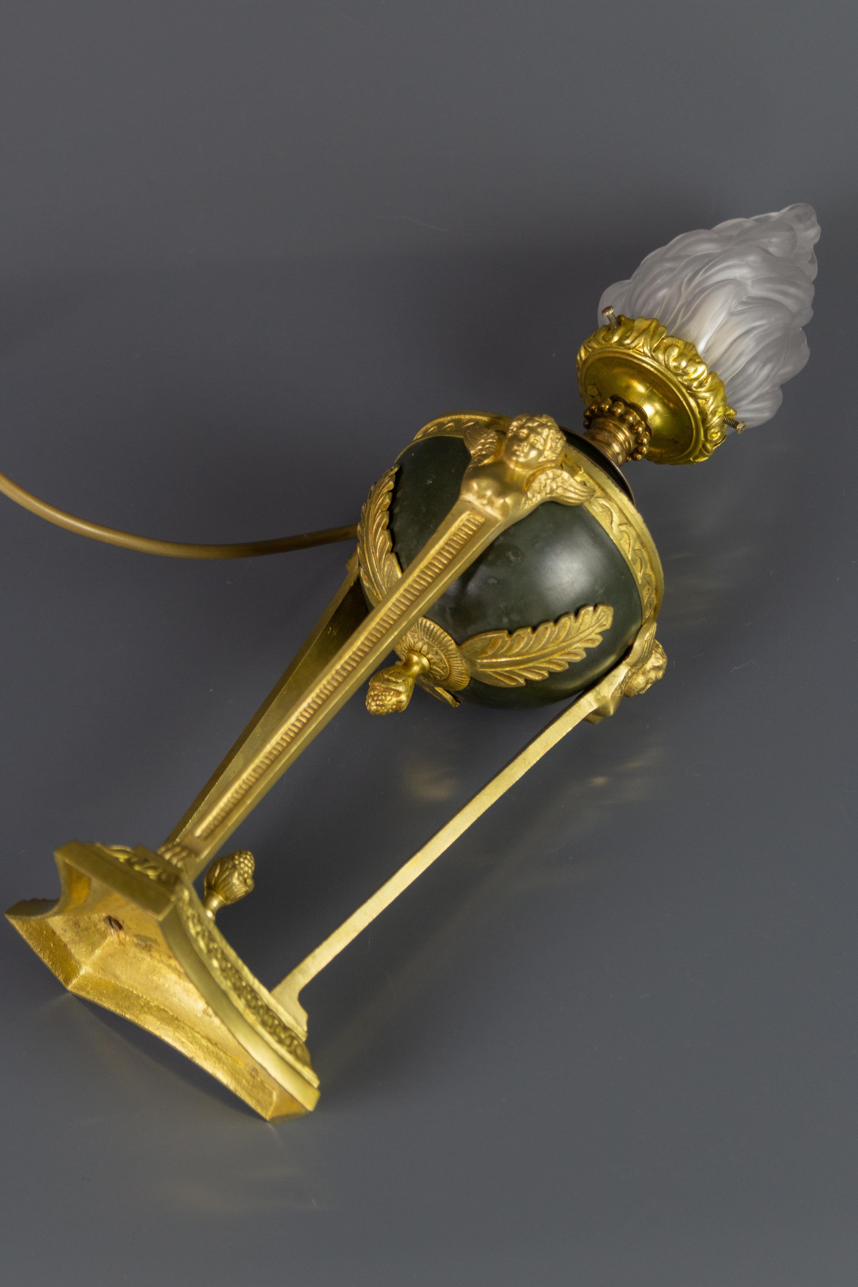 Lampe de table de style Empire français en bronze et verre dépoli en forme de flamme en vente 1