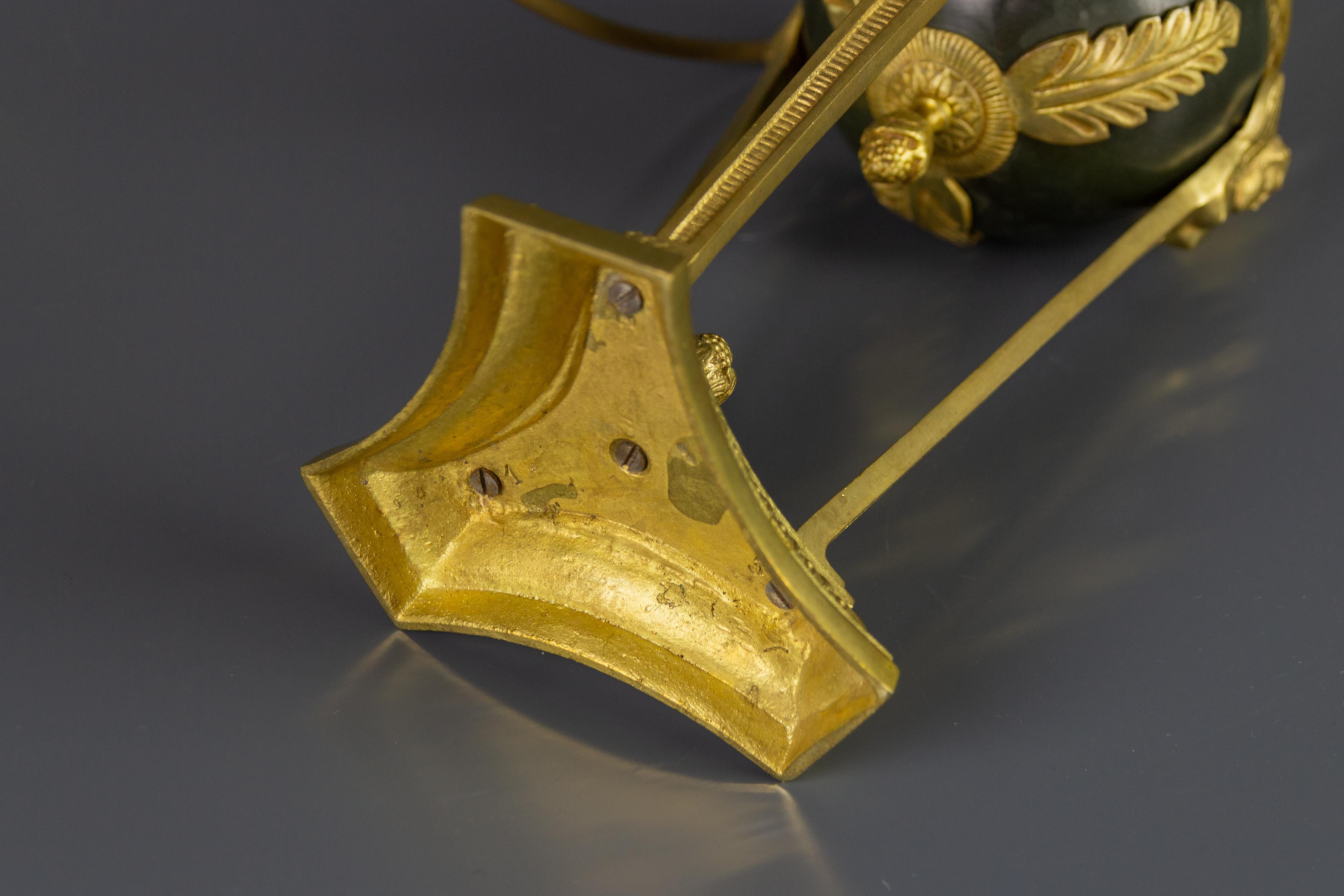 Lampe de table de style Empire français en bronze et verre dépoli en forme de flamme en vente 2