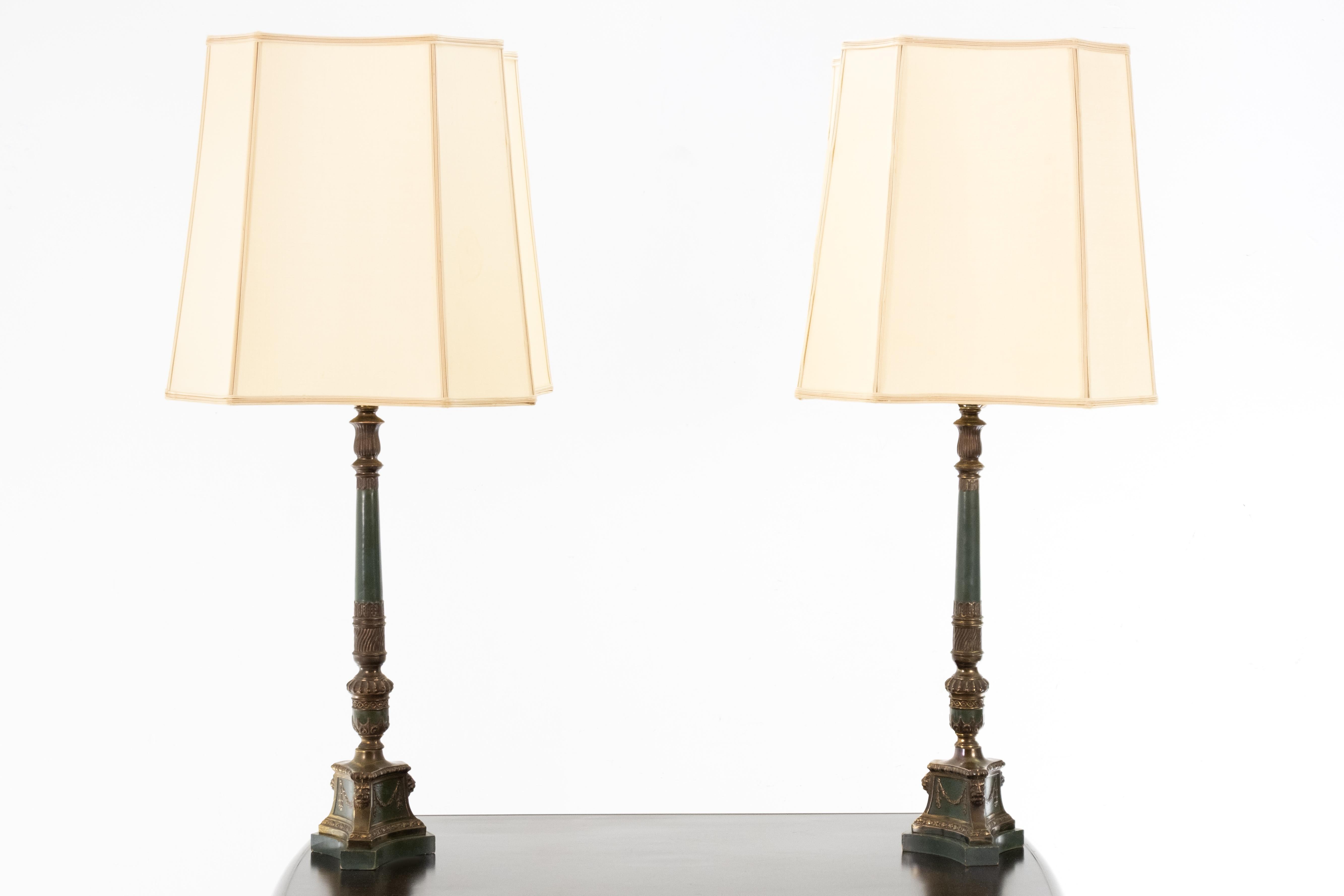 French Empire style column table lamps. Wooden base with a metal base comes with brass details.
Dark green color, 1960s. Complete with their original shades. Pull down switch. Very nice set of lamps.
Good condition. Measures: Height 95 / 61 cm,