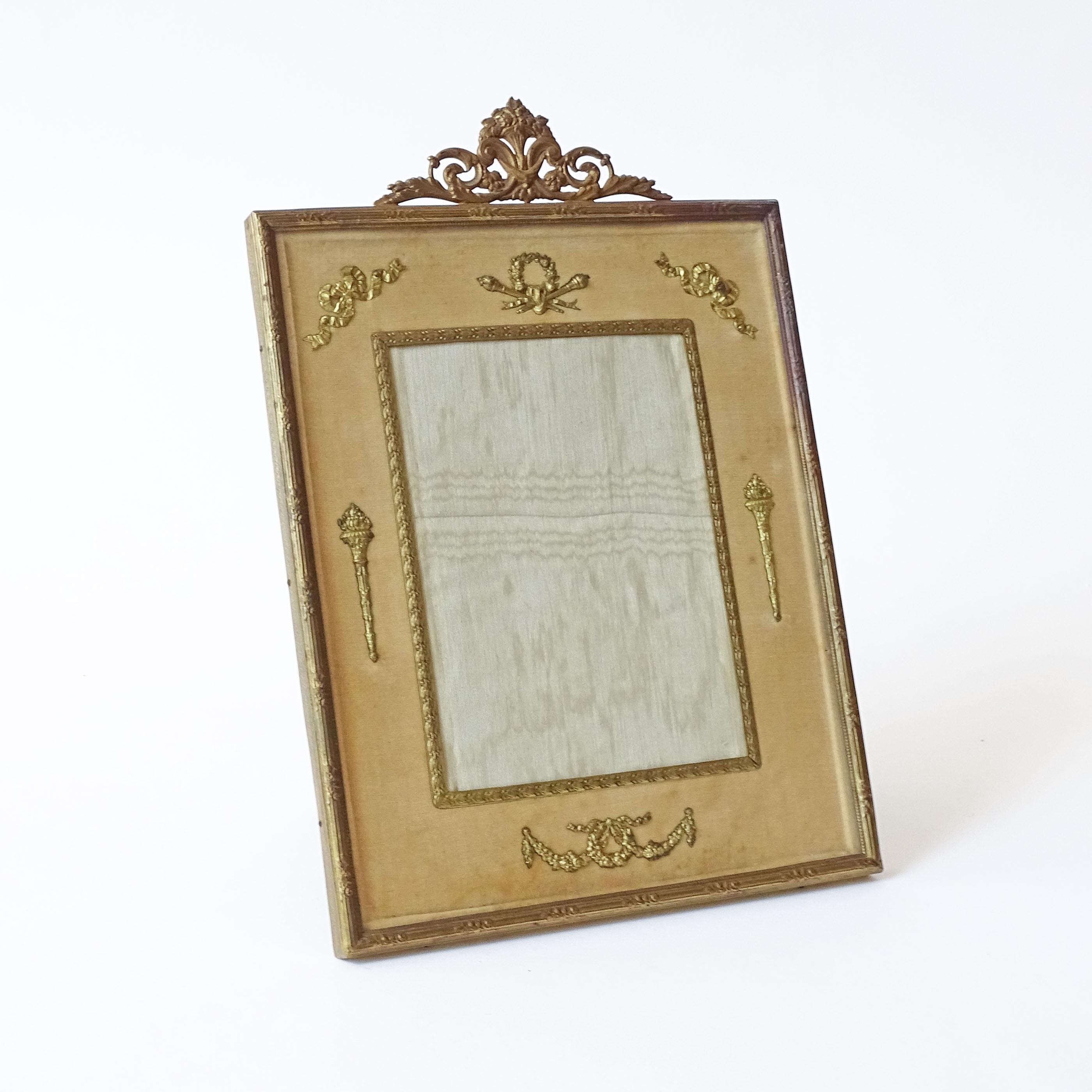 Français Cadre de table de style Empire français en laiton, velours et verre en vente