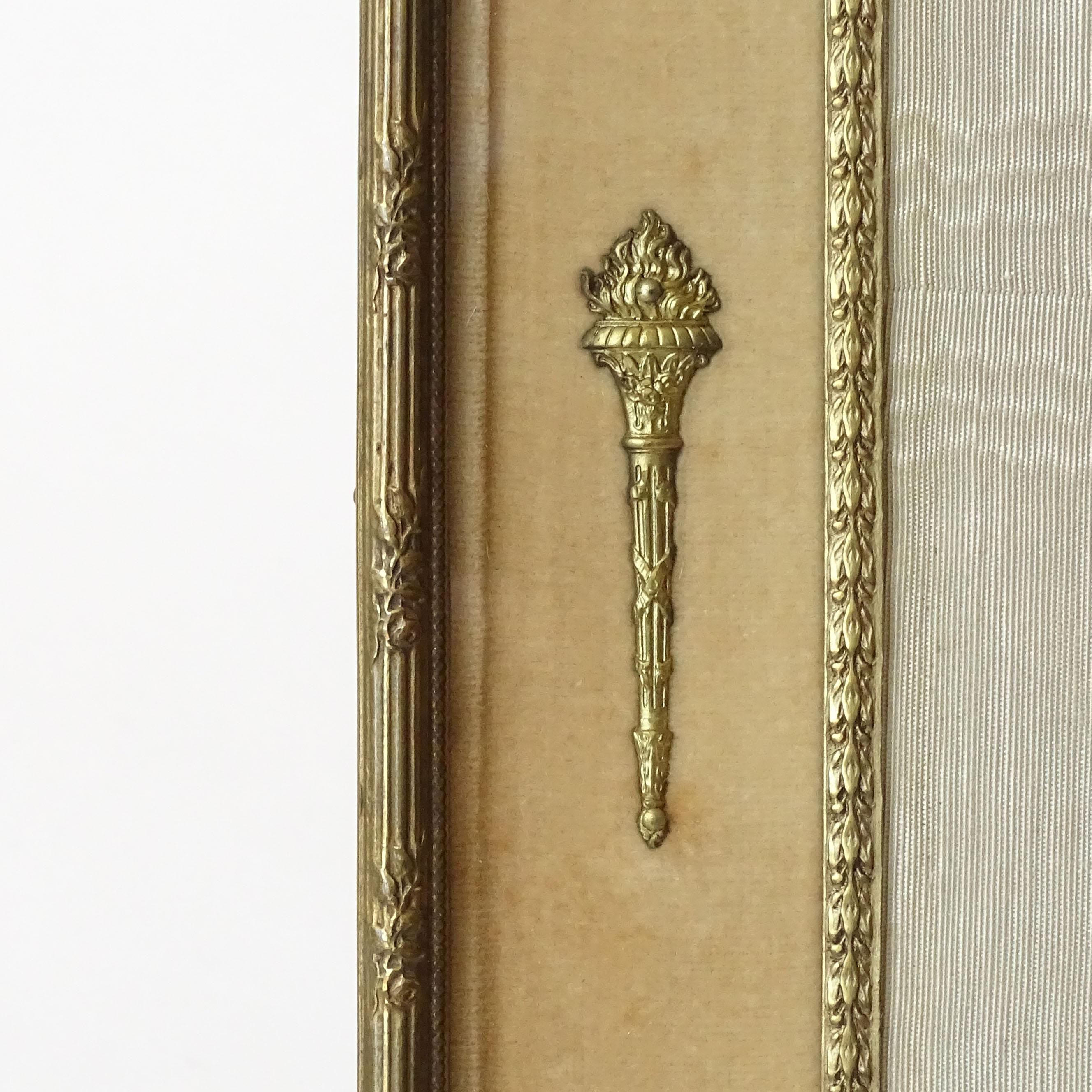 Début du 20ème siècle Cadre de table de style Empire français en laiton, velours et verre en vente