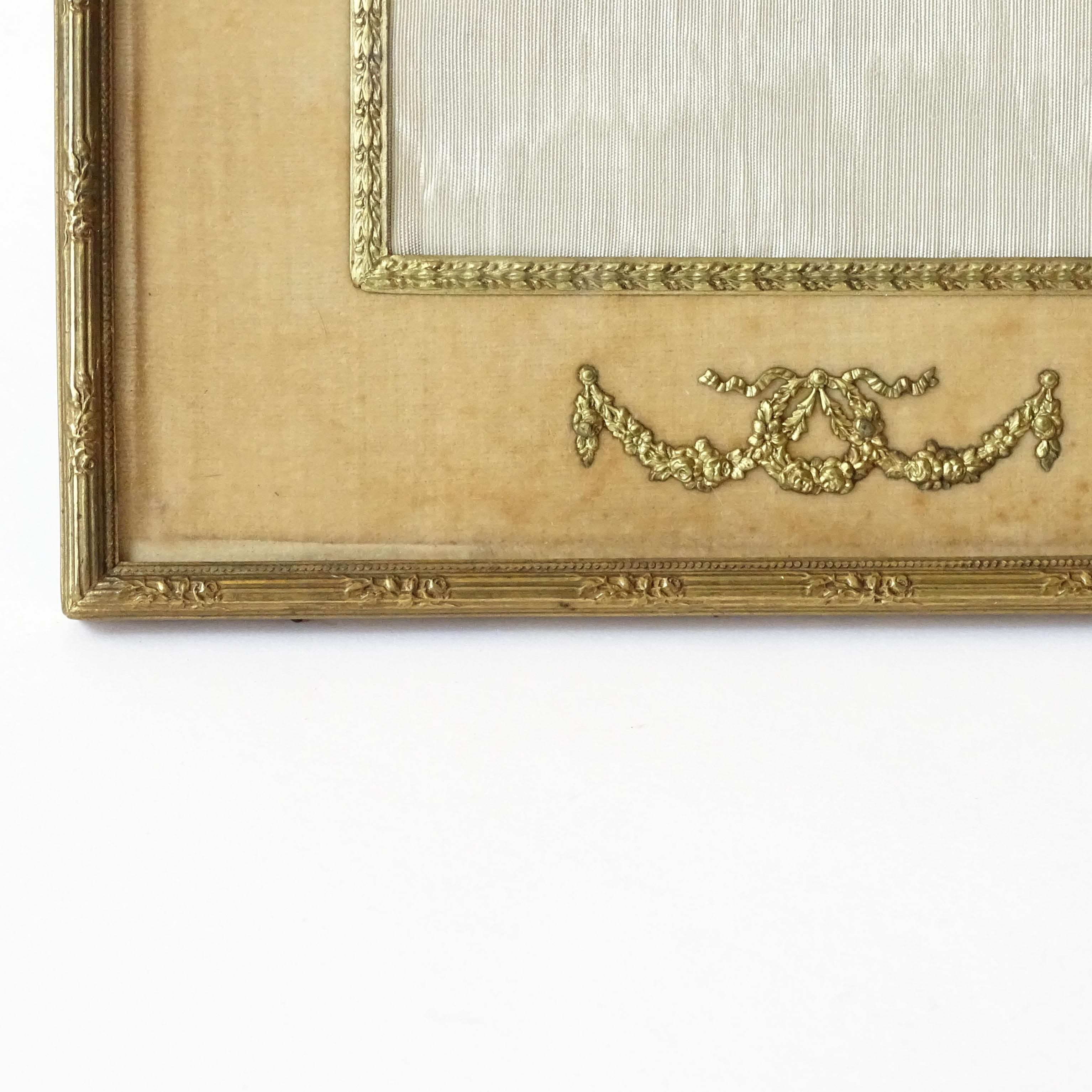 Laiton Cadre de table de style Empire français en laiton, velours et verre en vente