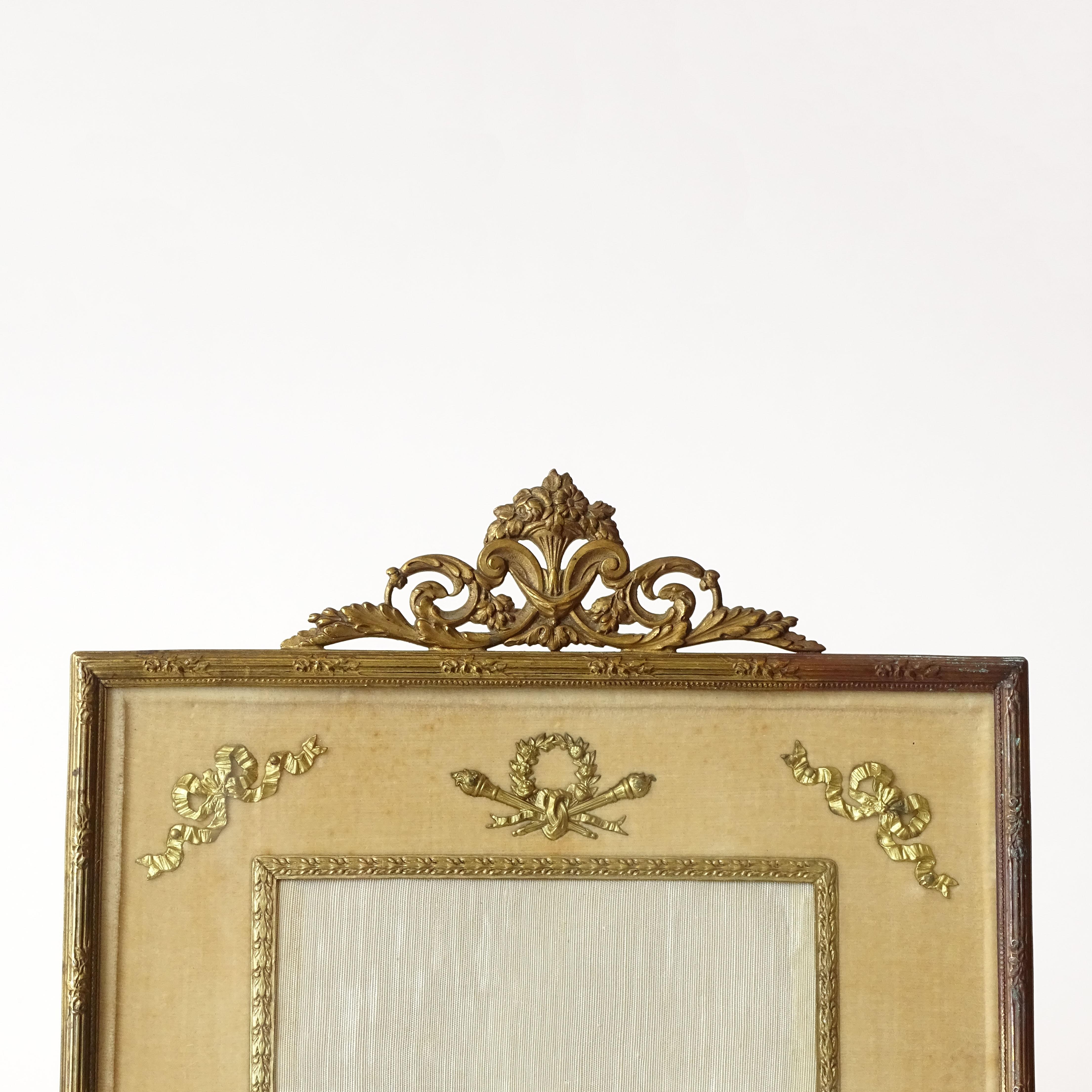 Cadre de table de style Empire français en laiton, velours et verre en vente 1