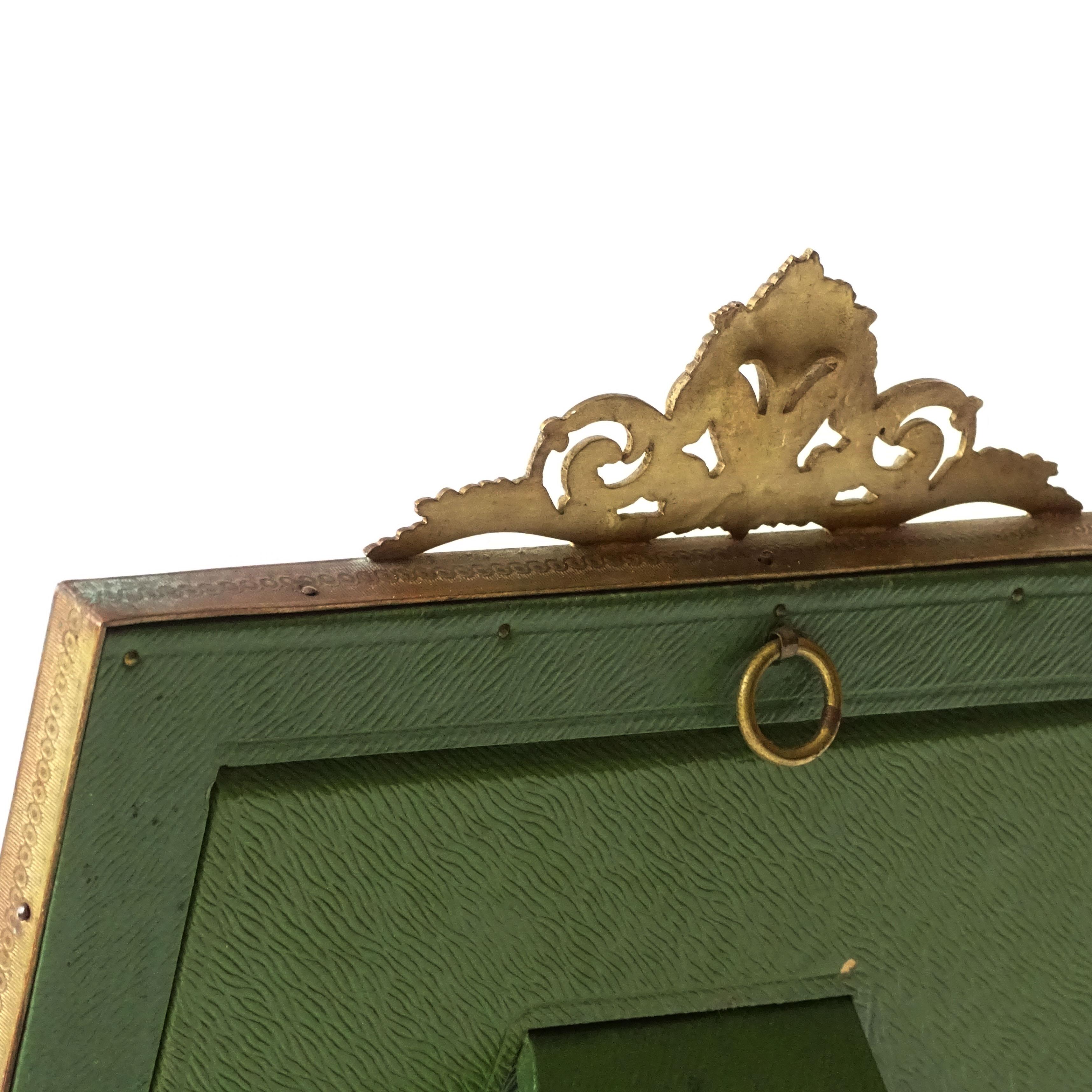 Cadre de table de style Empire français en laiton, velours et verre en vente 2