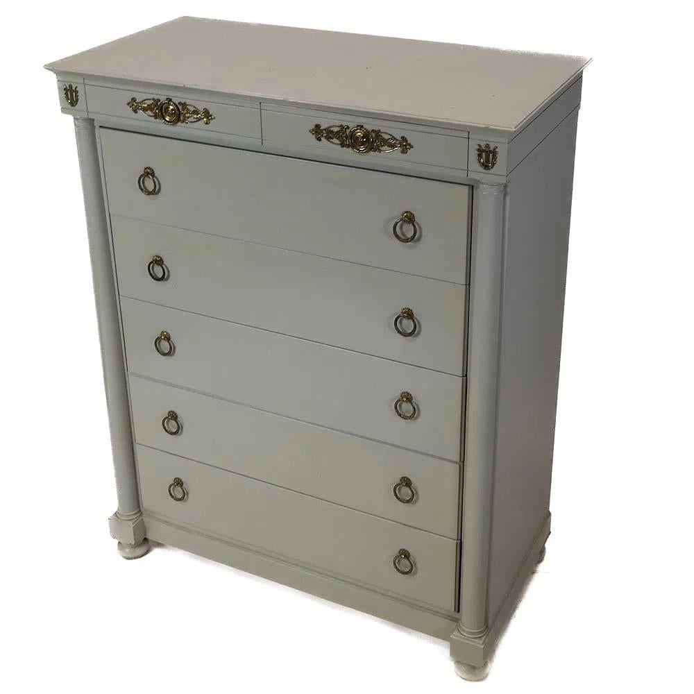 Grand coffre de chambre à coucher de style Empire avec poignées en métal doré peintes en blanc. Nous avons une double commode assortie dans notre liste. Réalisé pour John Stuart.