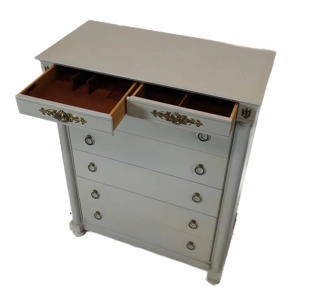 Américain Grande commode de style Empire en finition grise peinte en vente