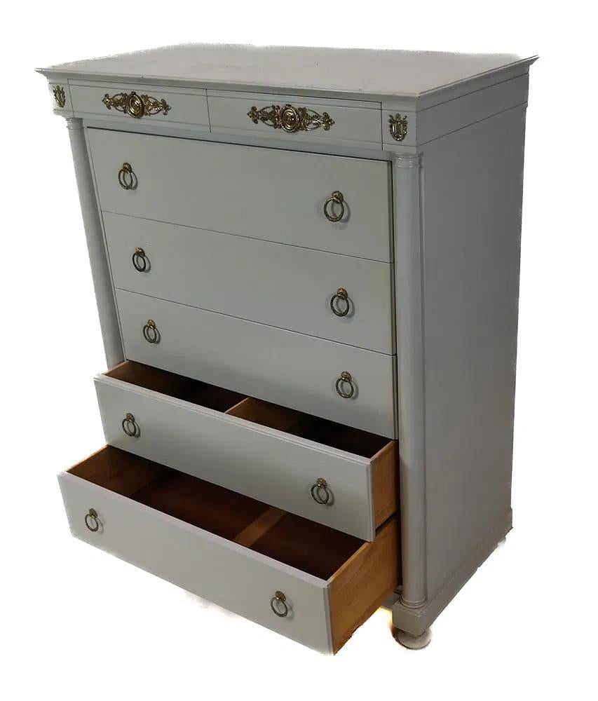 Grande commode de style Empire en finition grise peinte Bon état - En vente à Los Angeles, CA