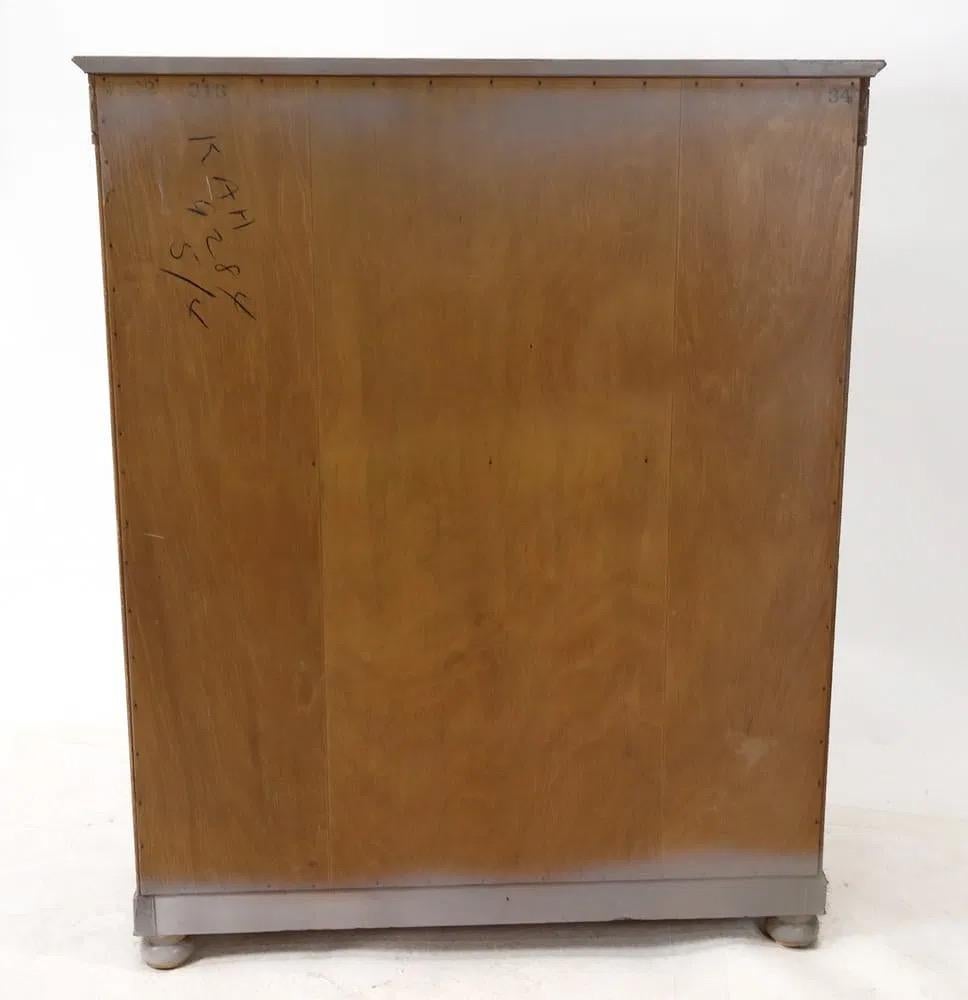 Bois Grande commode de style Empire en finition grise peinte en vente
