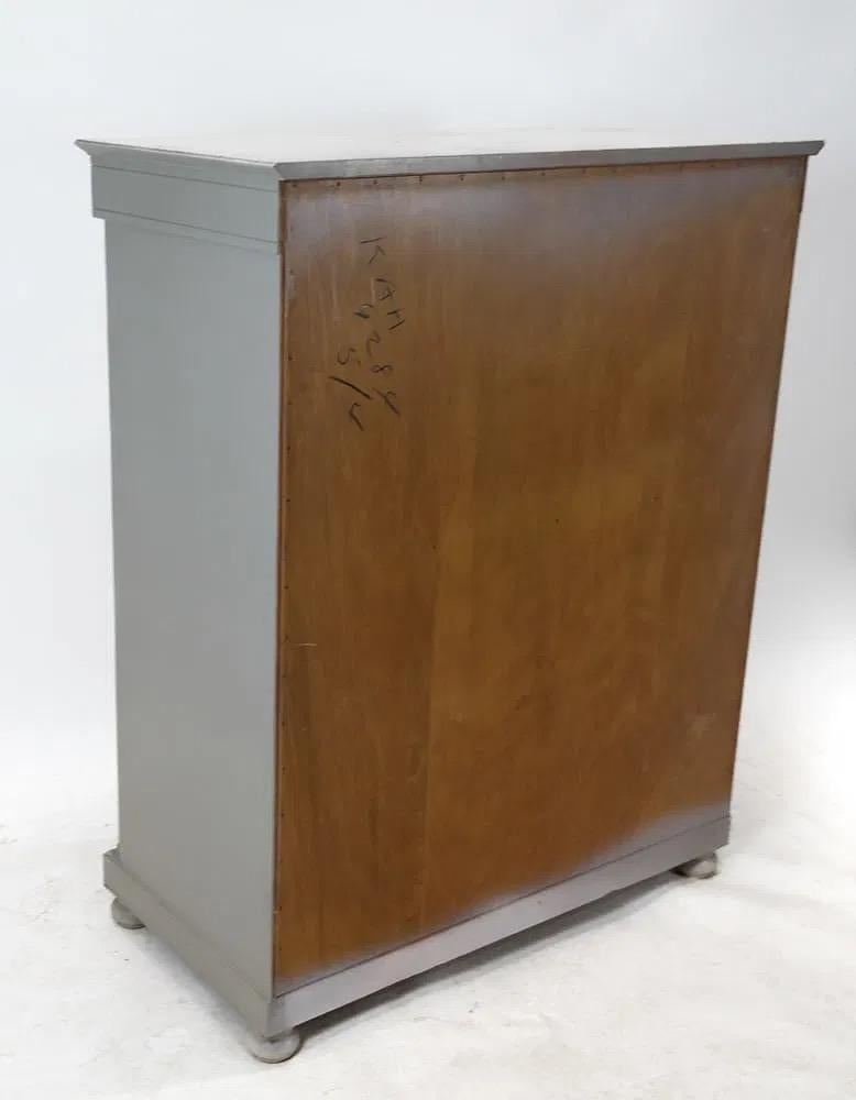 Grande commode de style Empire en finition grise peinte en vente 2