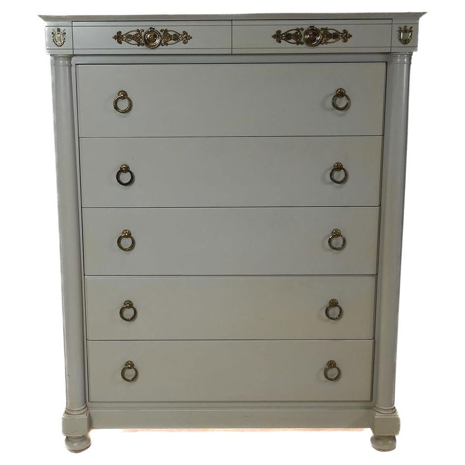 Grande commode de style Empire en finition grise peinte