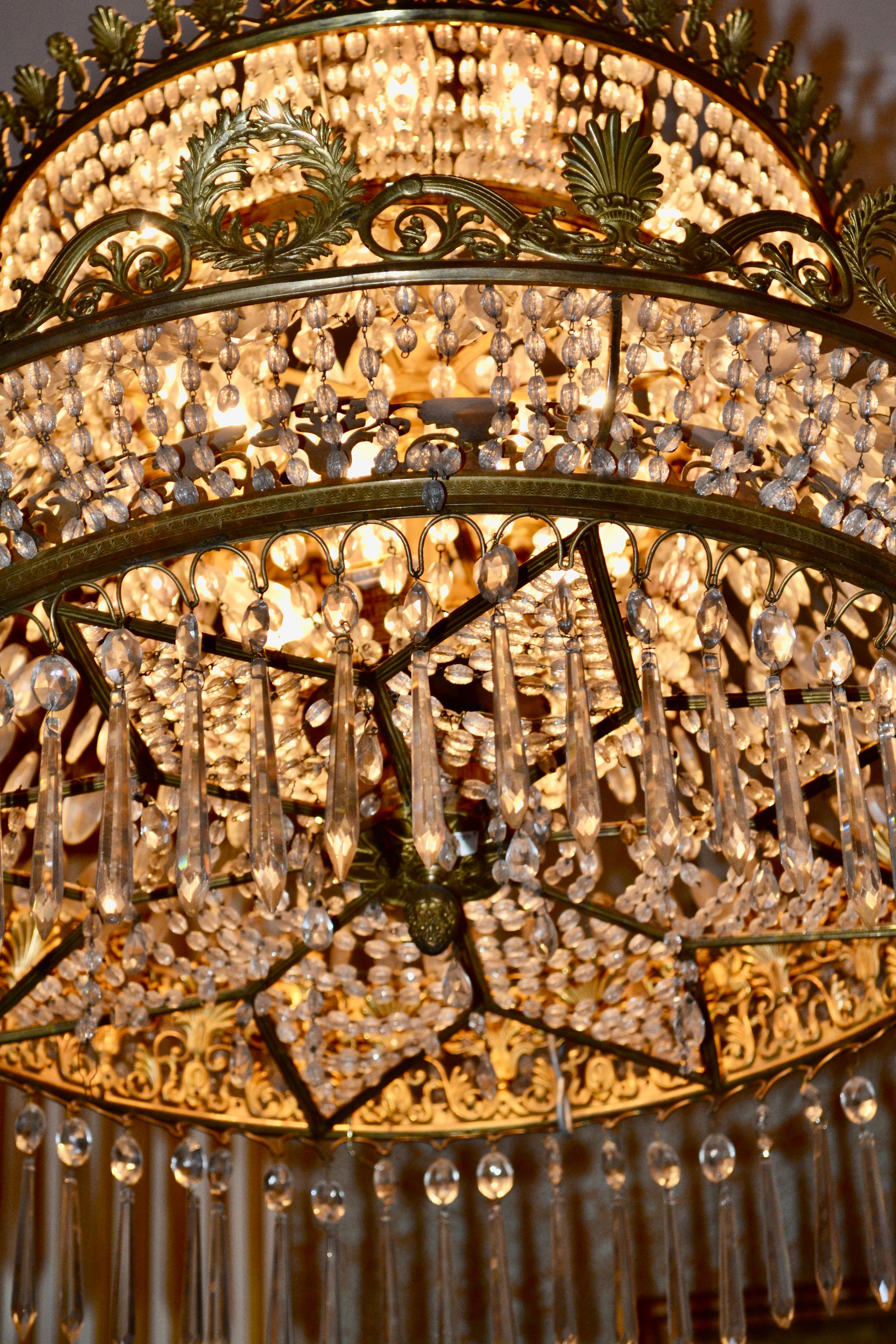 Lampadario a tre livelli in cristallo e bronzo in stile impero francese in vendita 5