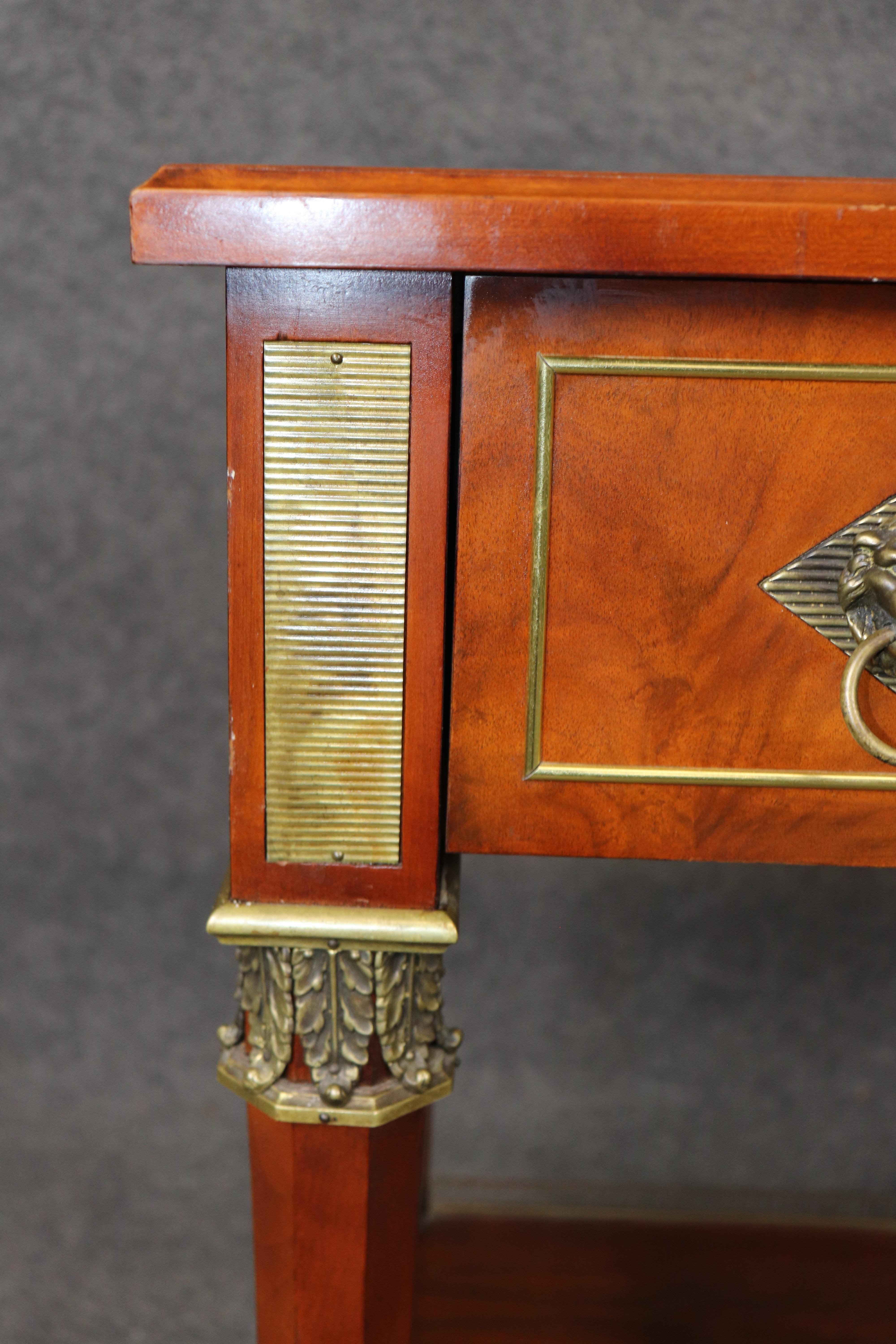 Table console à deux niveaux de style French Empire par John Widdicomb avec montures en laiton en vente 6
