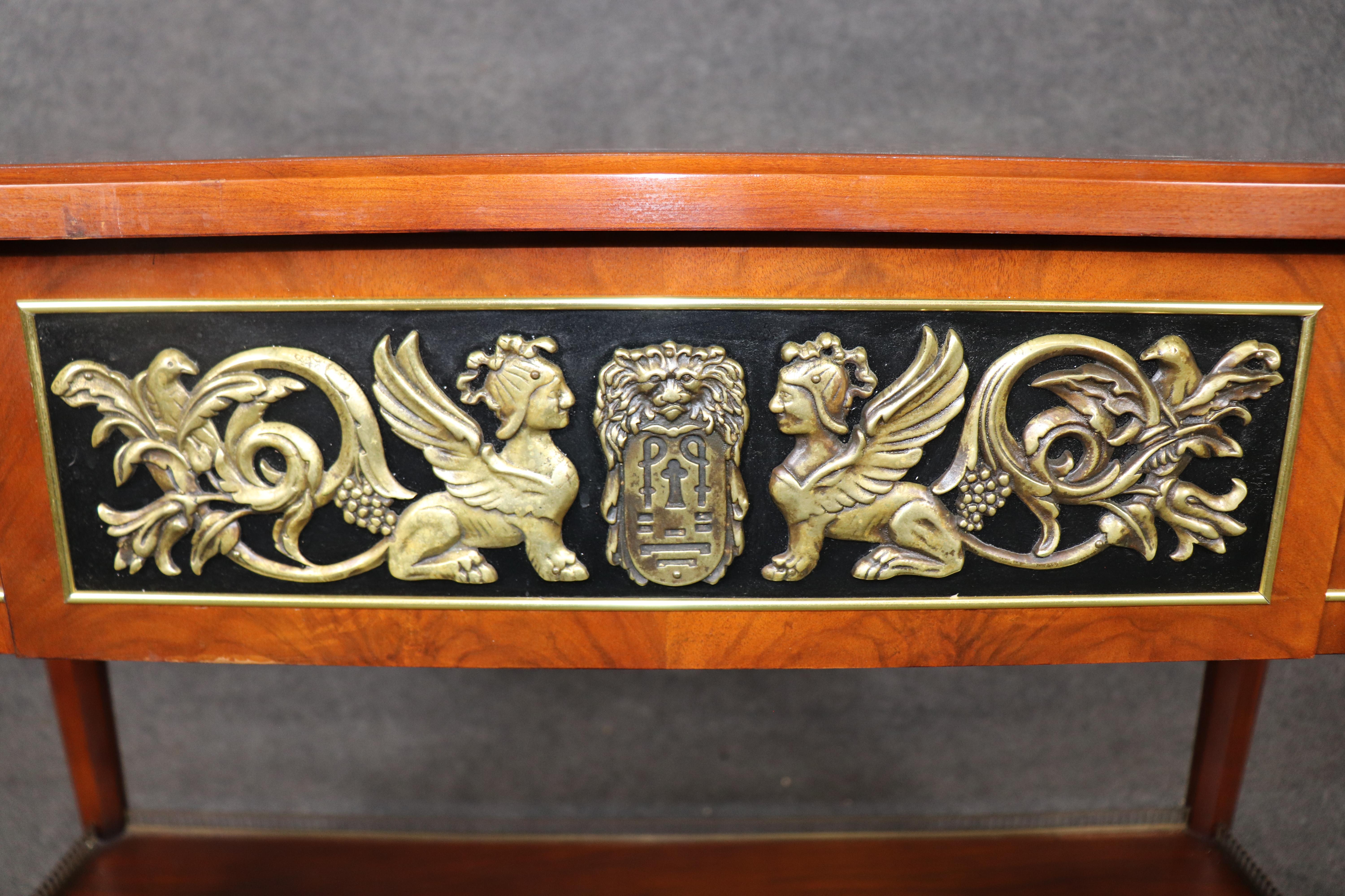 Table console à deux niveaux de style French Empire par John Widdicomb avec montures en laiton en vente 7