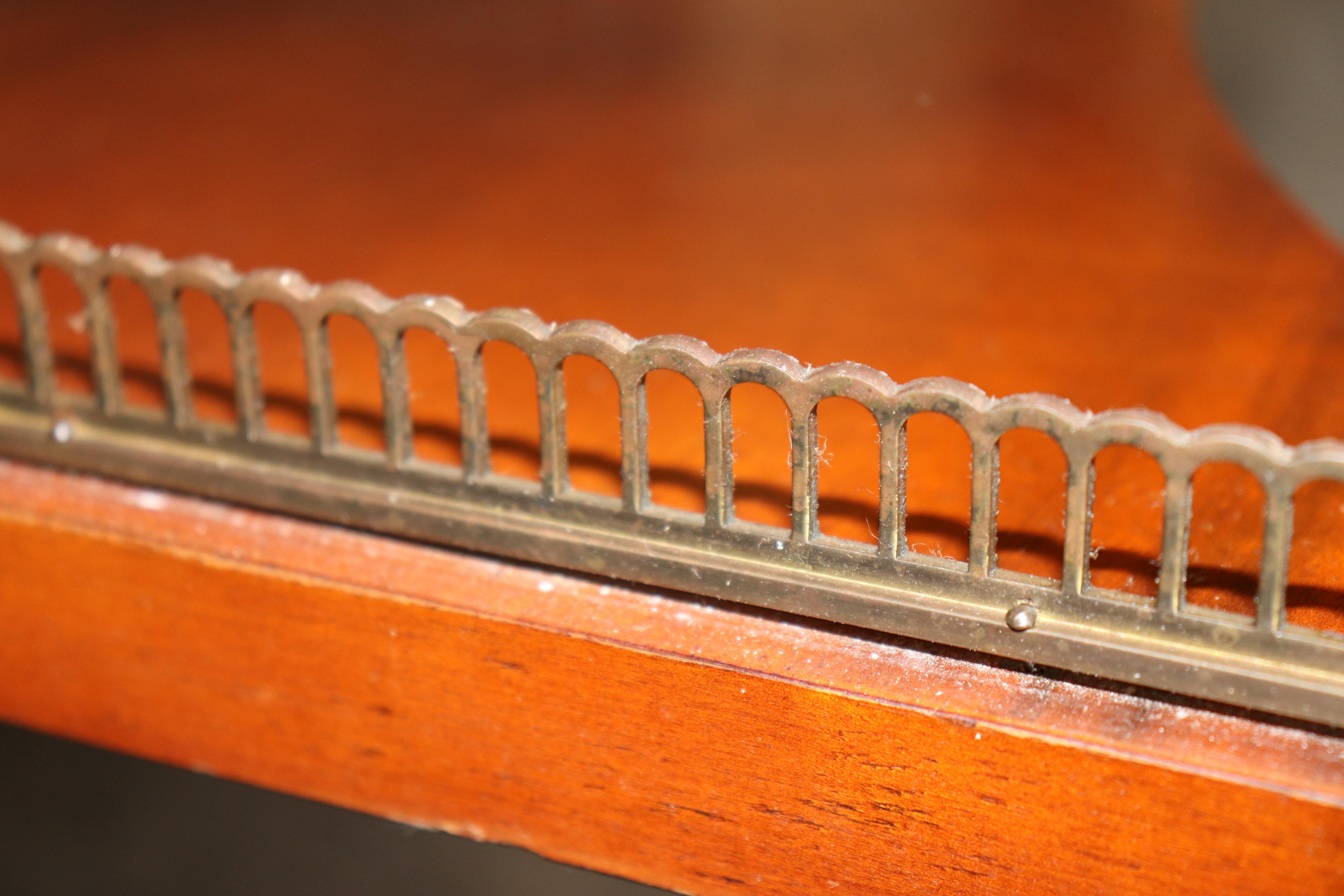 Table console à deux niveaux de style French Empire par John Widdicomb avec montures en laiton en vente 8