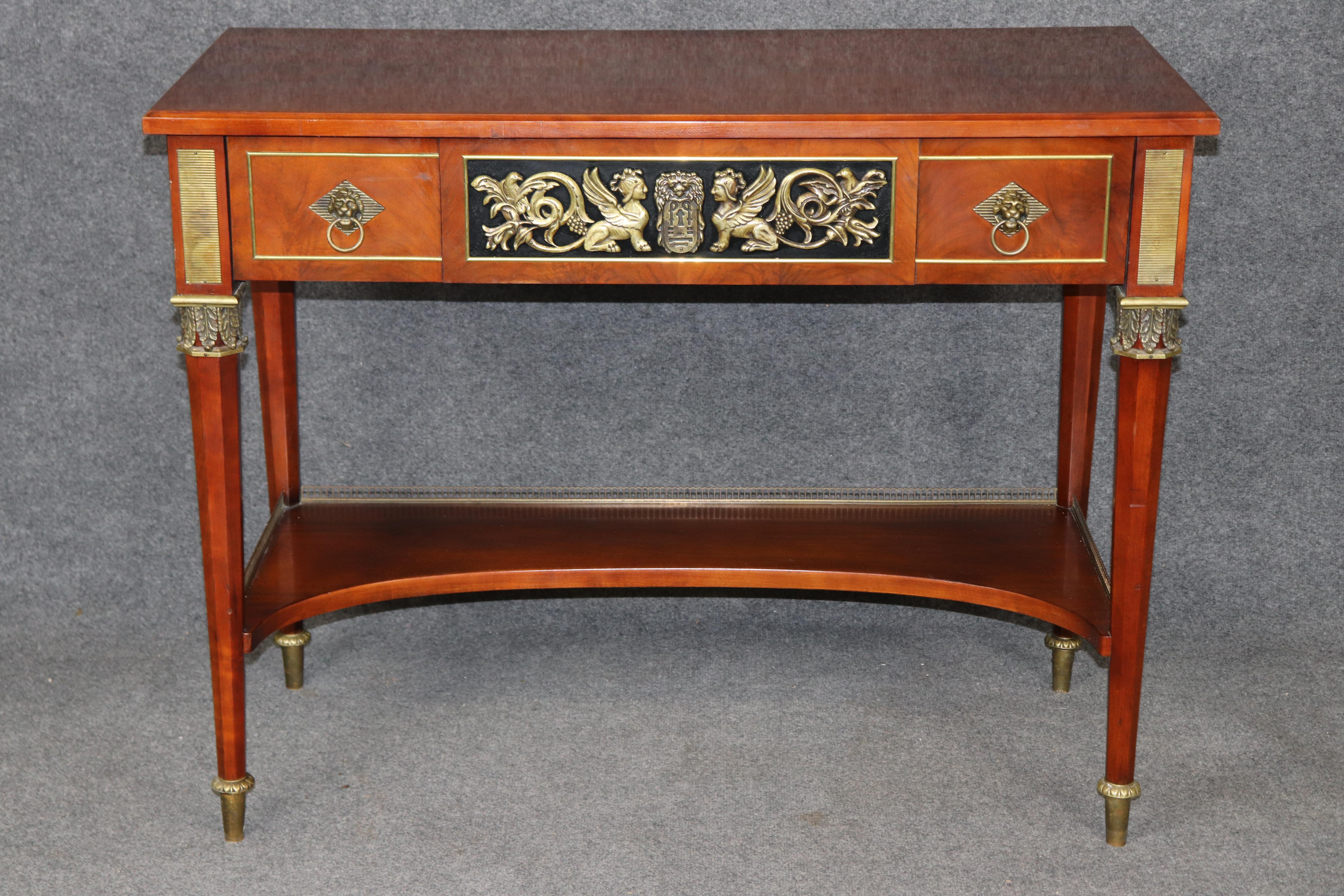 Dimensions - H : 34 in W : 44 po D : 20 1/2 po 


Rehaussez votre intérieur avec cette exceptionnelle table console ou serveur à deux niveaux de style Empire français du 20e siècle, réalisée par le célèbre fabricant de meubles américain John