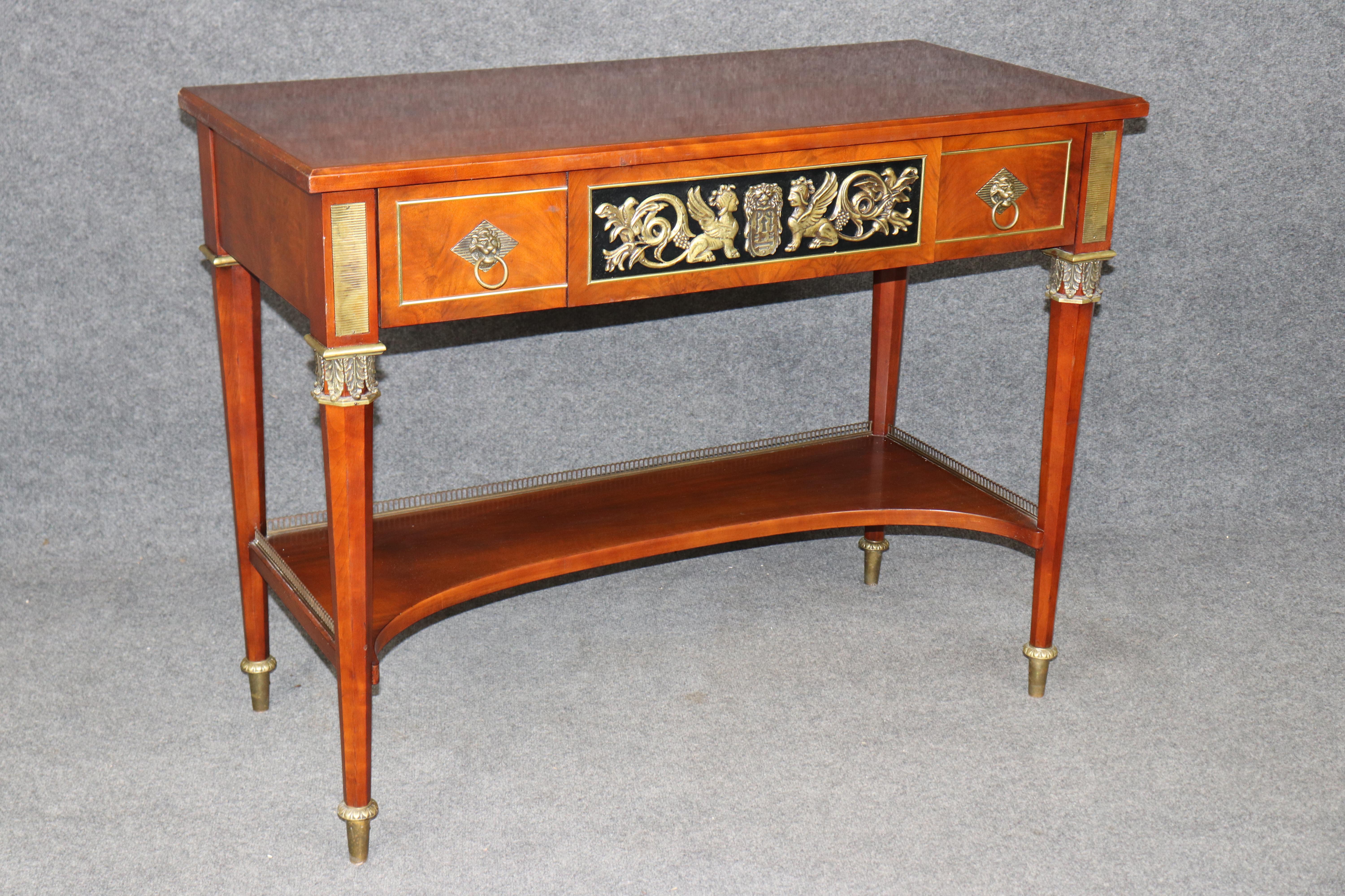 Américain Table console à deux niveaux de style French Empire par John Widdicomb avec montures en laiton en vente