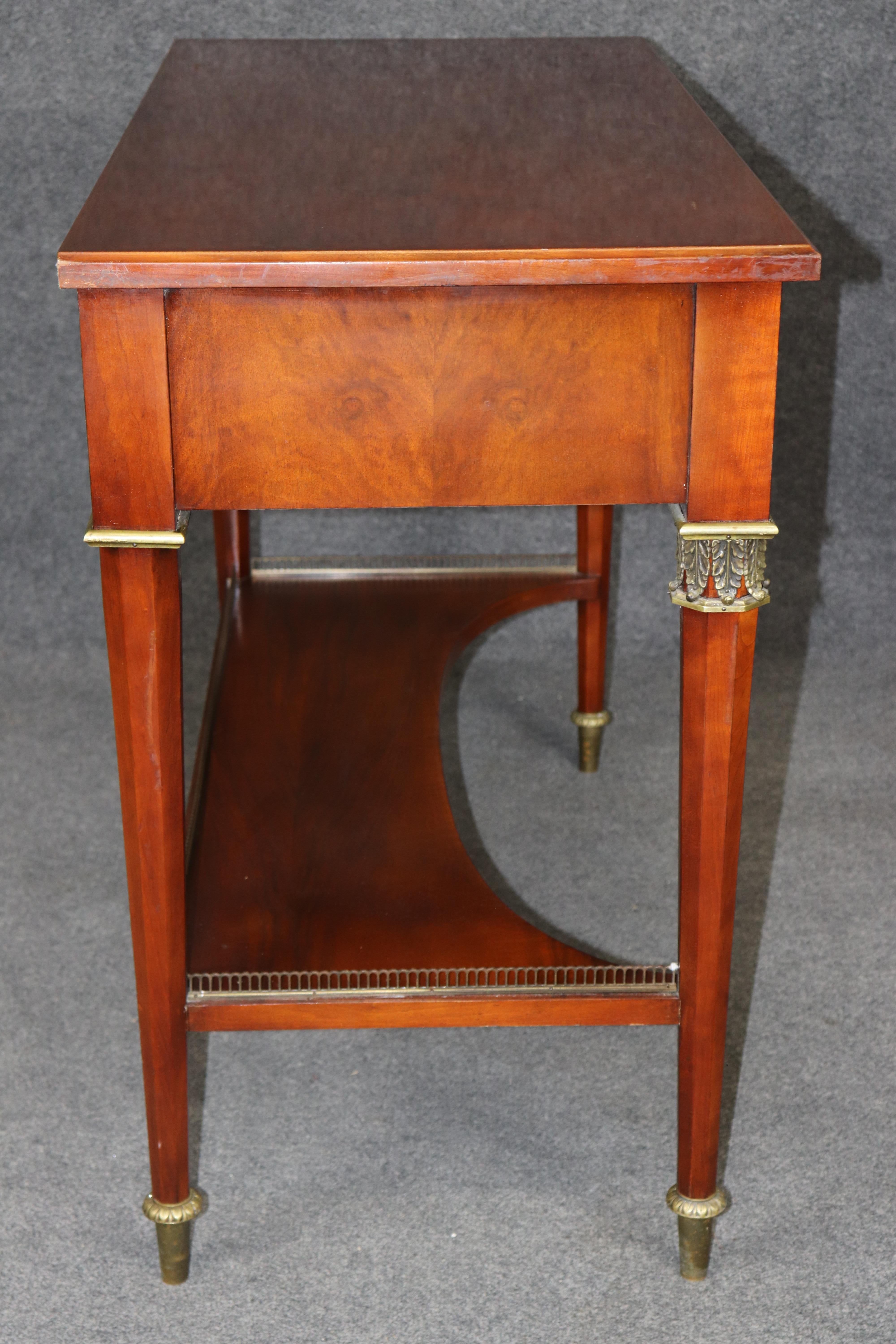 Sculpté à la main Table console à deux niveaux de style French Empire par John Widdicomb avec montures en laiton en vente