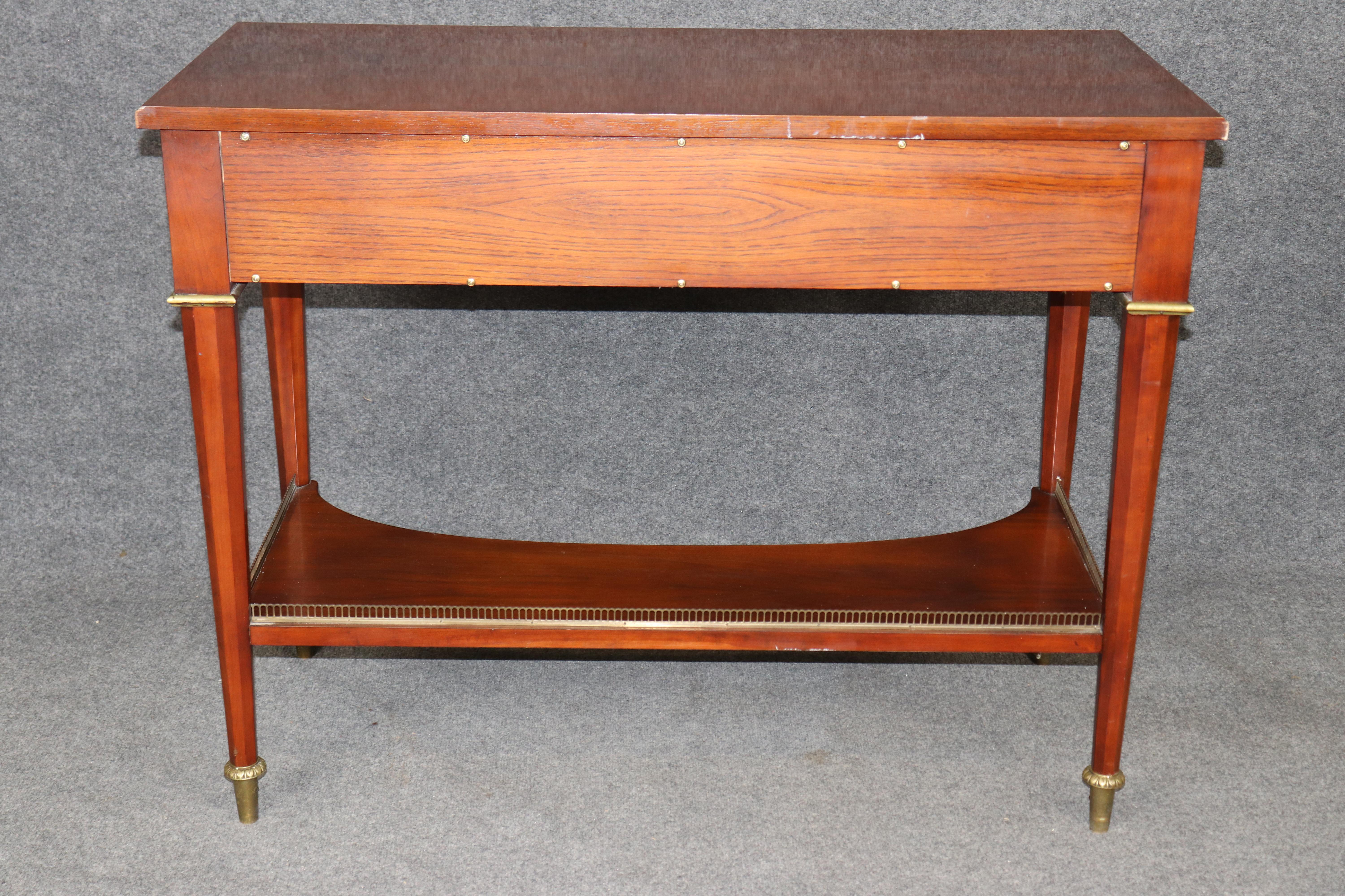 Table console à deux niveaux de style French Empire par John Widdicomb avec montures en laiton Bon état - En vente à Swedesboro, NJ