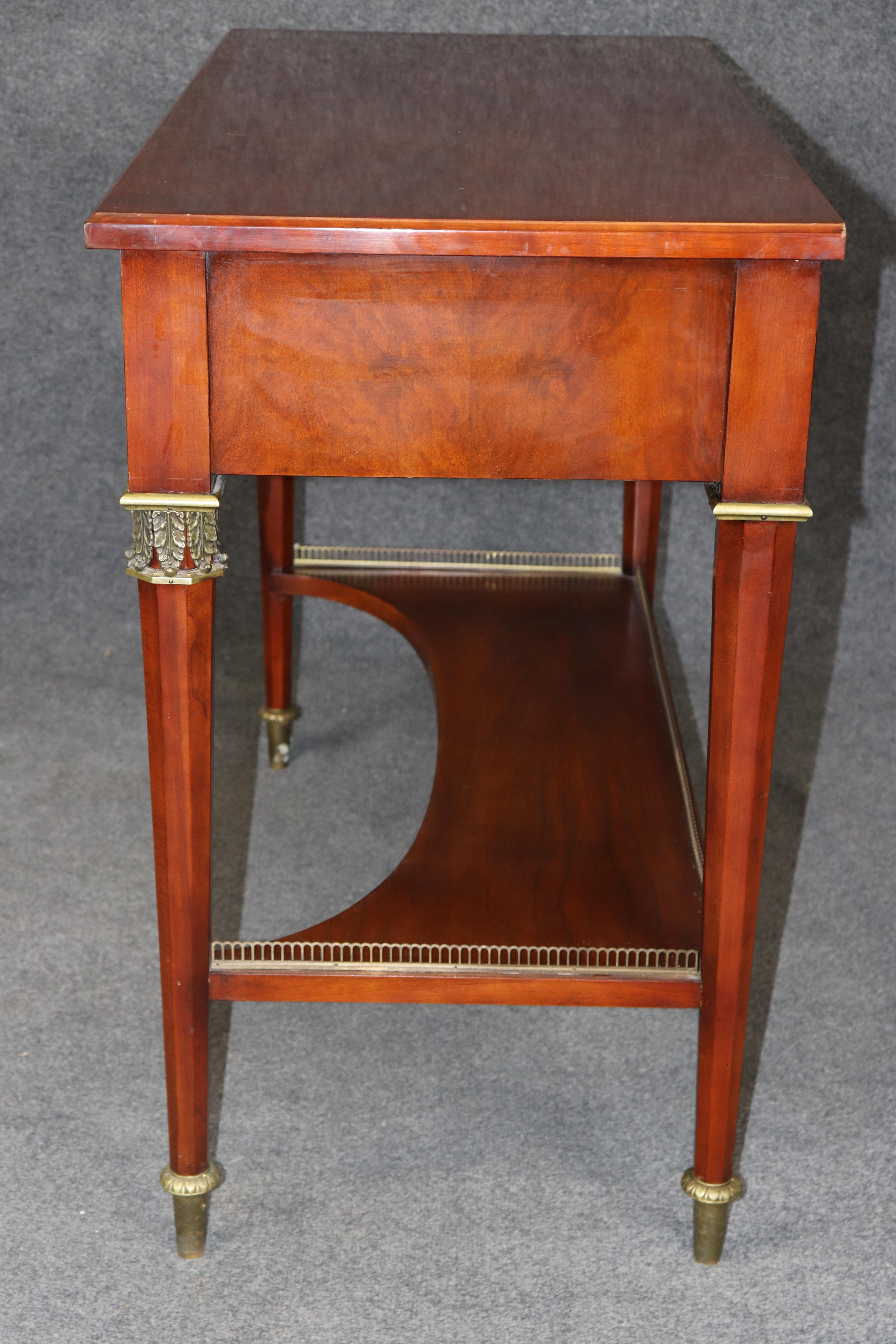 20ième siècle Table console à deux niveaux de style French Empire par John Widdicomb avec montures en laiton en vente