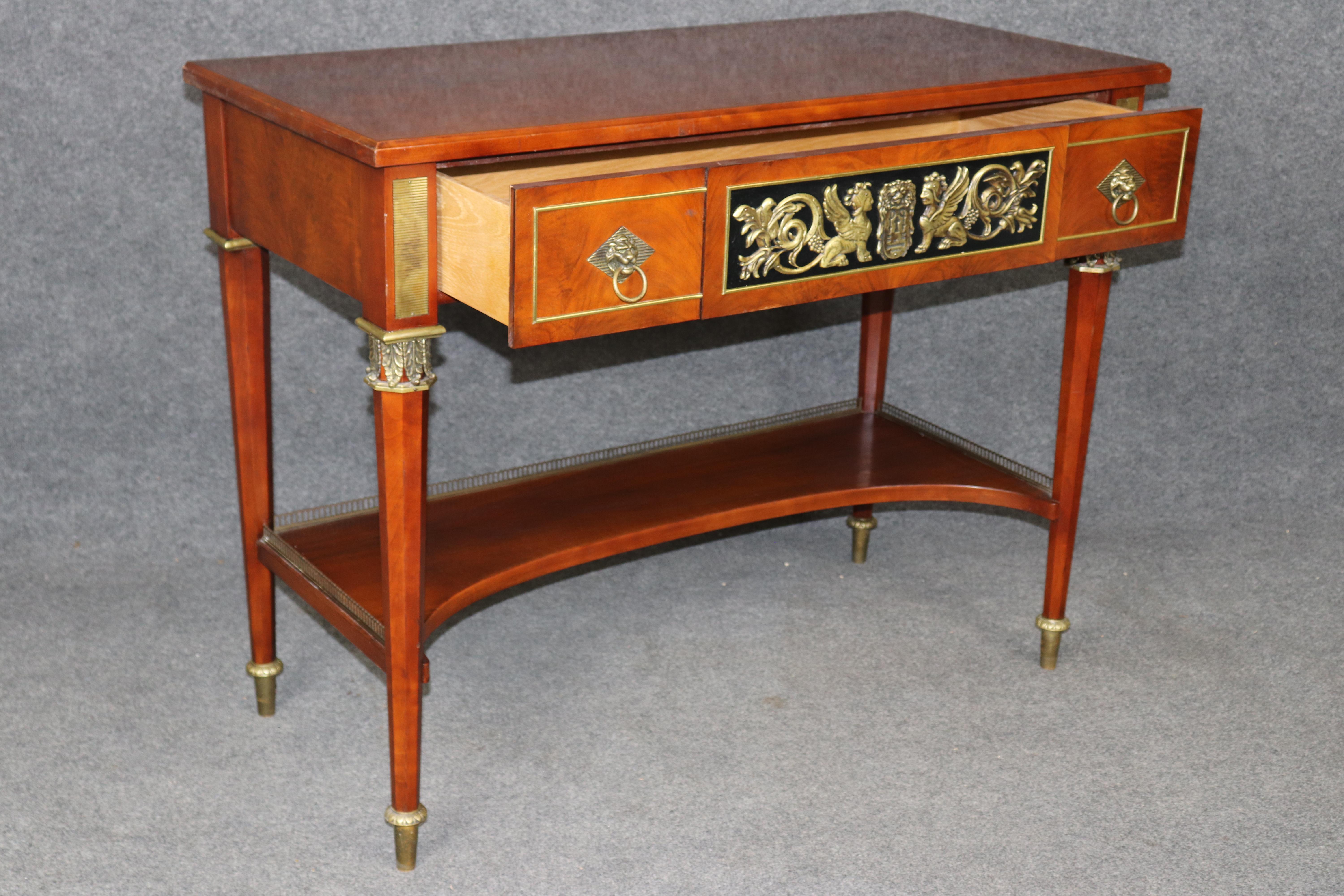 Laiton Table console à deux niveaux de style French Empire par John Widdicomb avec montures en laiton en vente