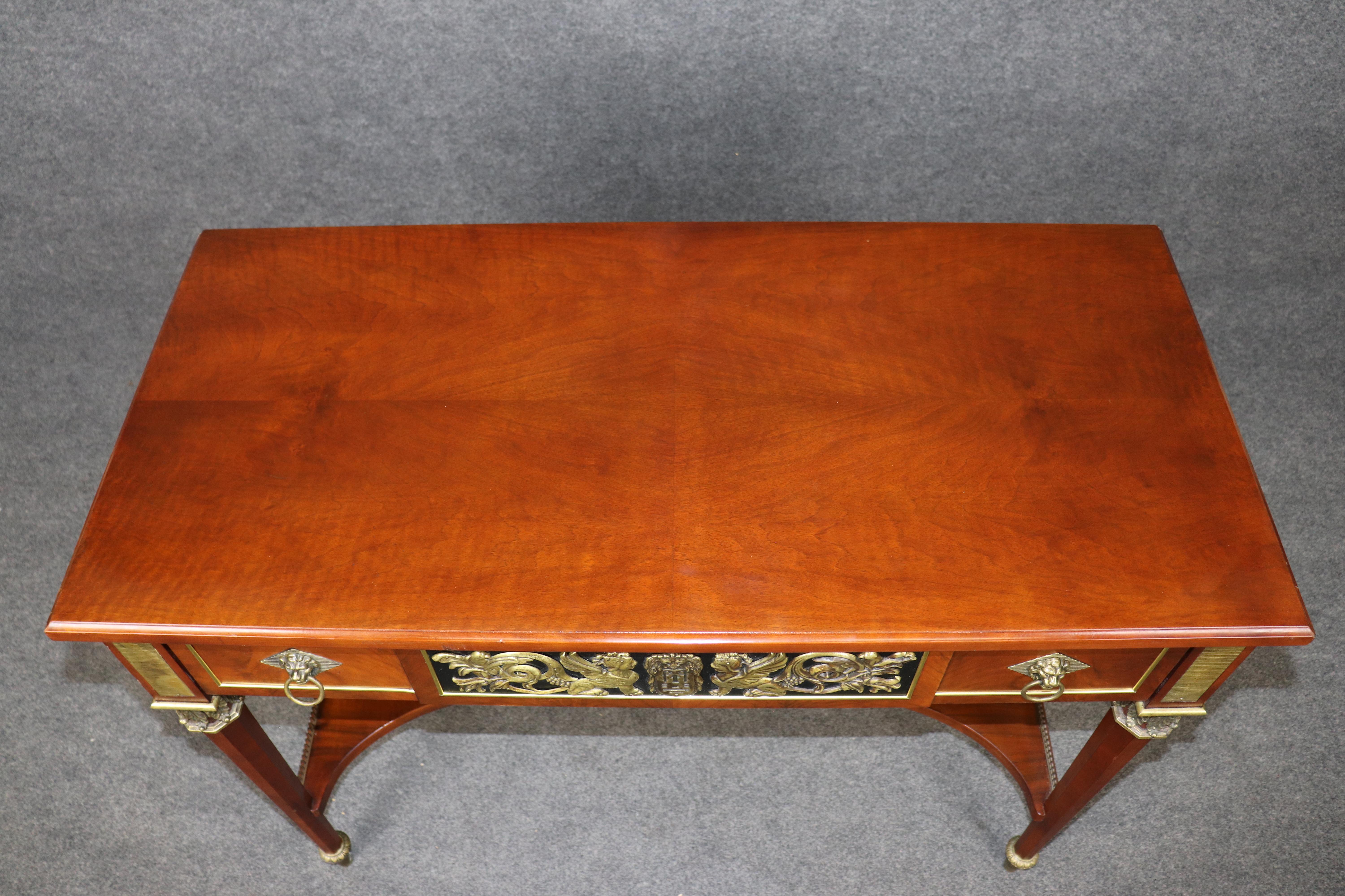 Table console à deux niveaux de style French Empire par John Widdicomb avec montures en laiton en vente 1