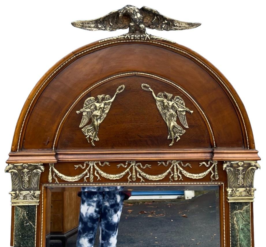Stile impero Specchio da parete in stile impero francese con finto marmo. A Maitland Smith in vendita
