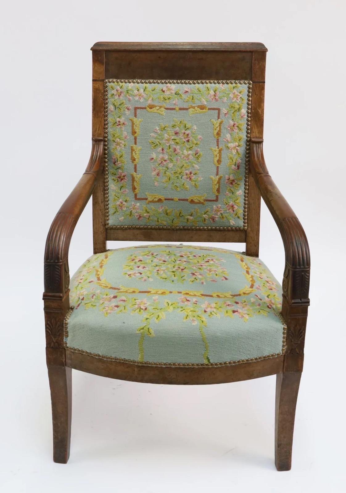 Muy bonito sillón de nogal de estilo Imperio con palmetas y hojas de acanto talladas.
Los reposabrazos son acanalados.
Las patas tienen forma de sable.
El sillón está tapizado con tapicería floral en tonos azules, verdes y amarillos.

Francia -