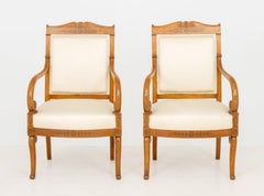 Paire de fauteuils en noyer de style Empire français