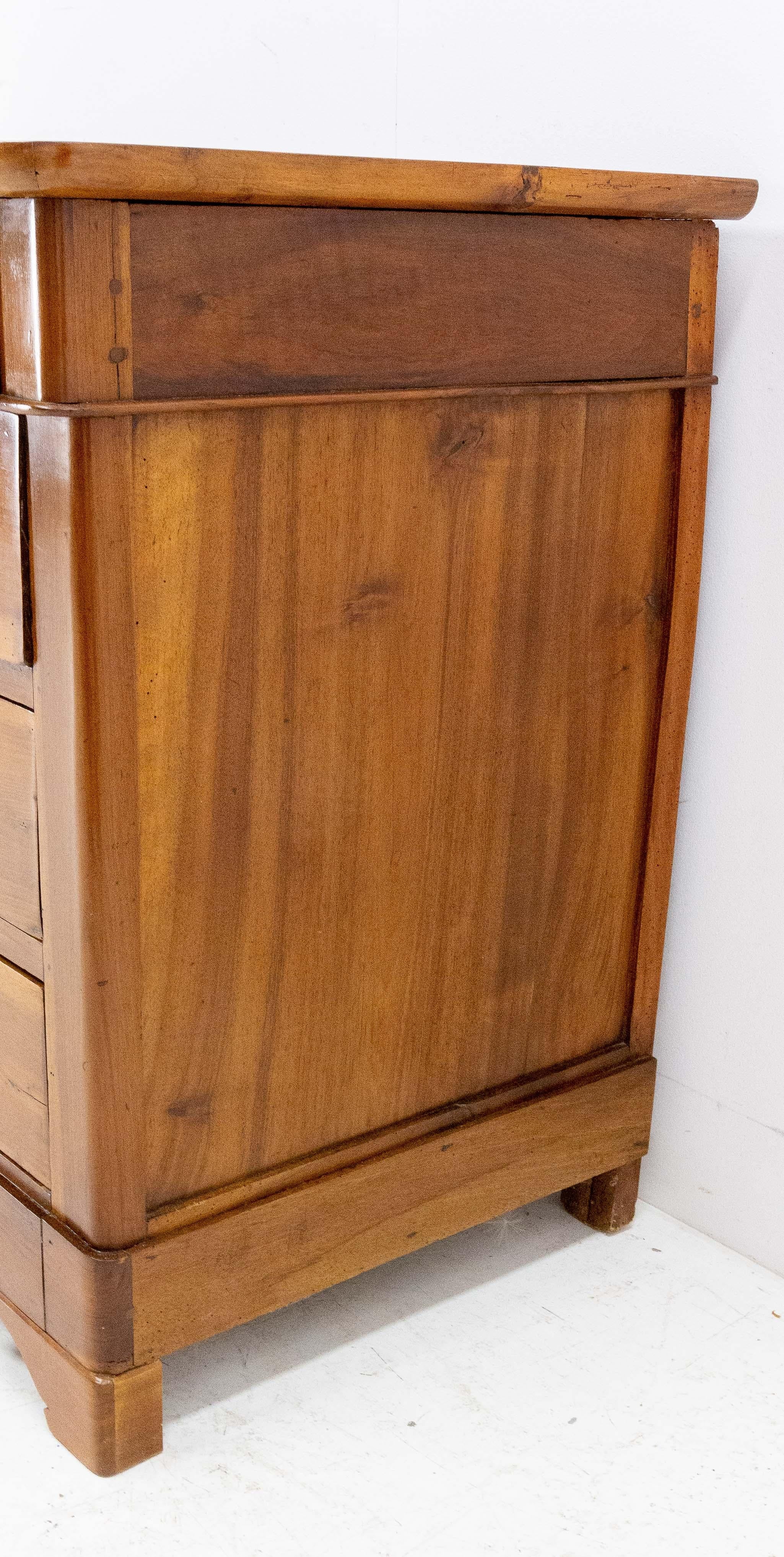 French Empire Style Walnut Commode Chest of Drawers, circa 1820 In Good Condition For Sale In Labrit, Landes