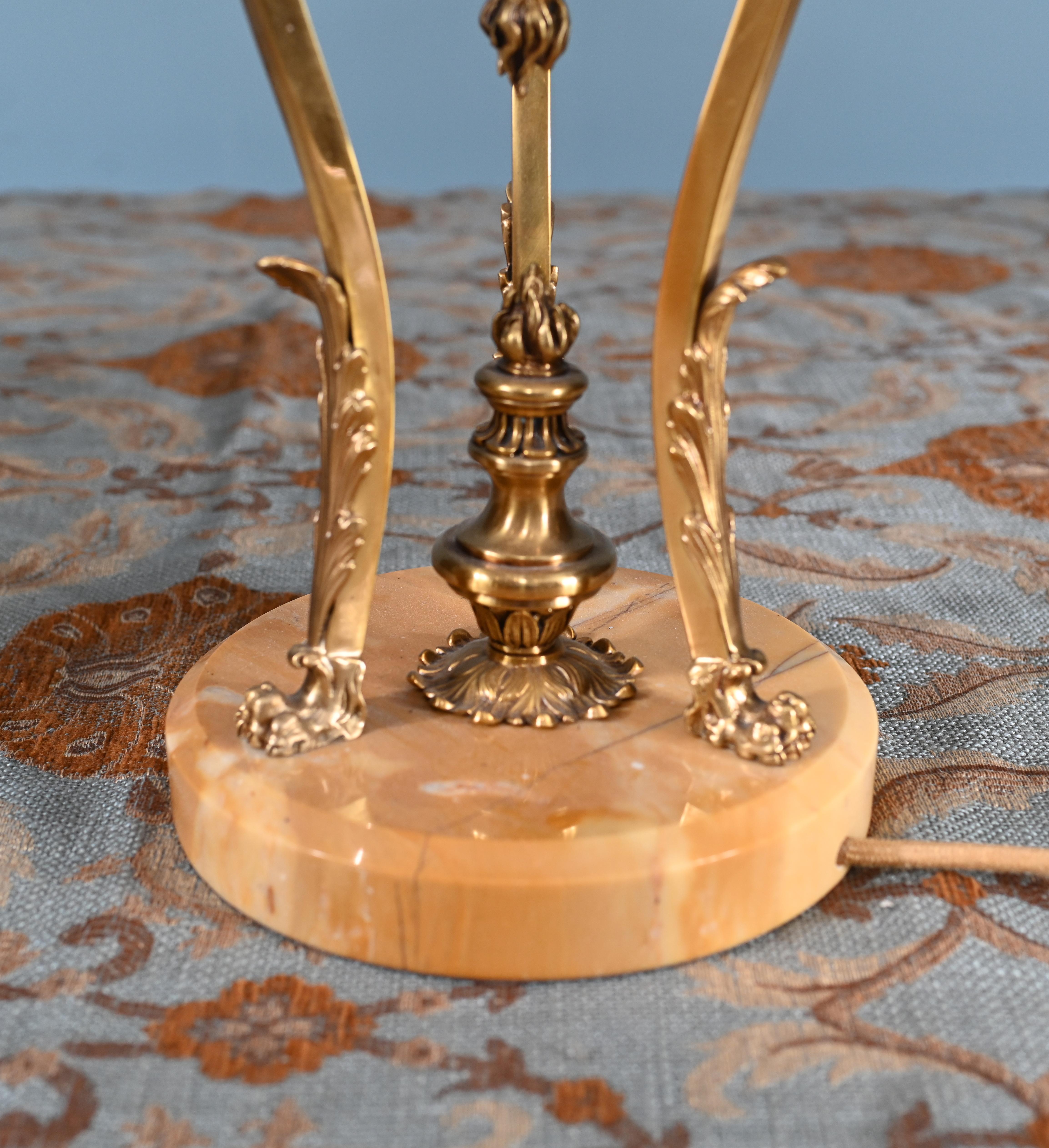 Estás viendo una preciosa lámpara de mesa Imperio francés Circa 1920
La fundición del dorado es tan intrincada y detallada con elementos como las asas de cabeza de león y las patas de pezuña
Electrificado para el mercado británico - se puede