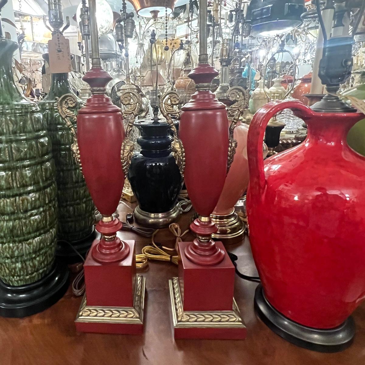 Paire de lampes de table de style Empire français circa 1900 avec finition peinte et dorée.

Mesures :
Hauteur du corps : 19
Hauteur jusqu'à l'appui de l'abat-jour : 29