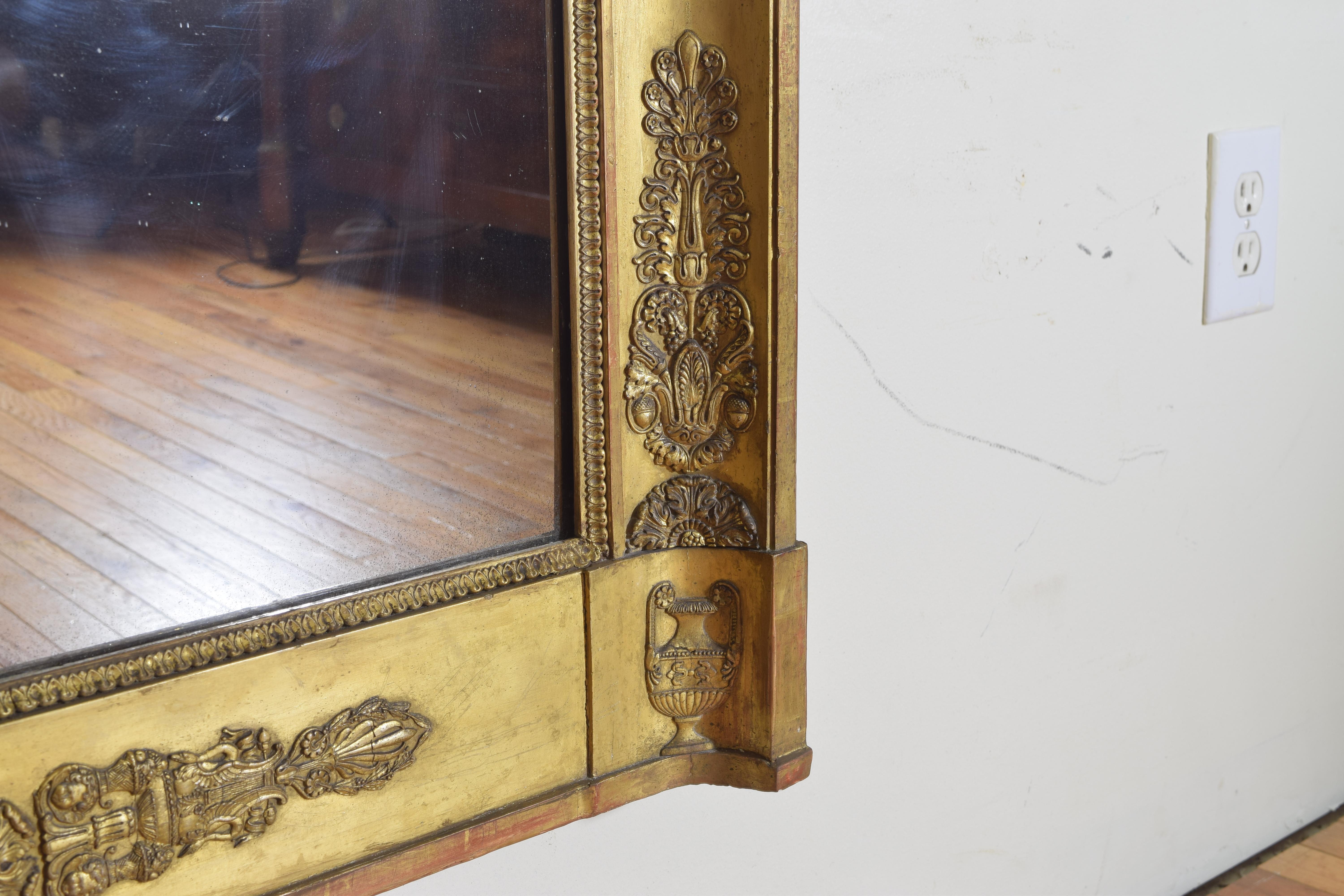 Grand miroir Empire français en bois sculpté et gesso doré en vente 4