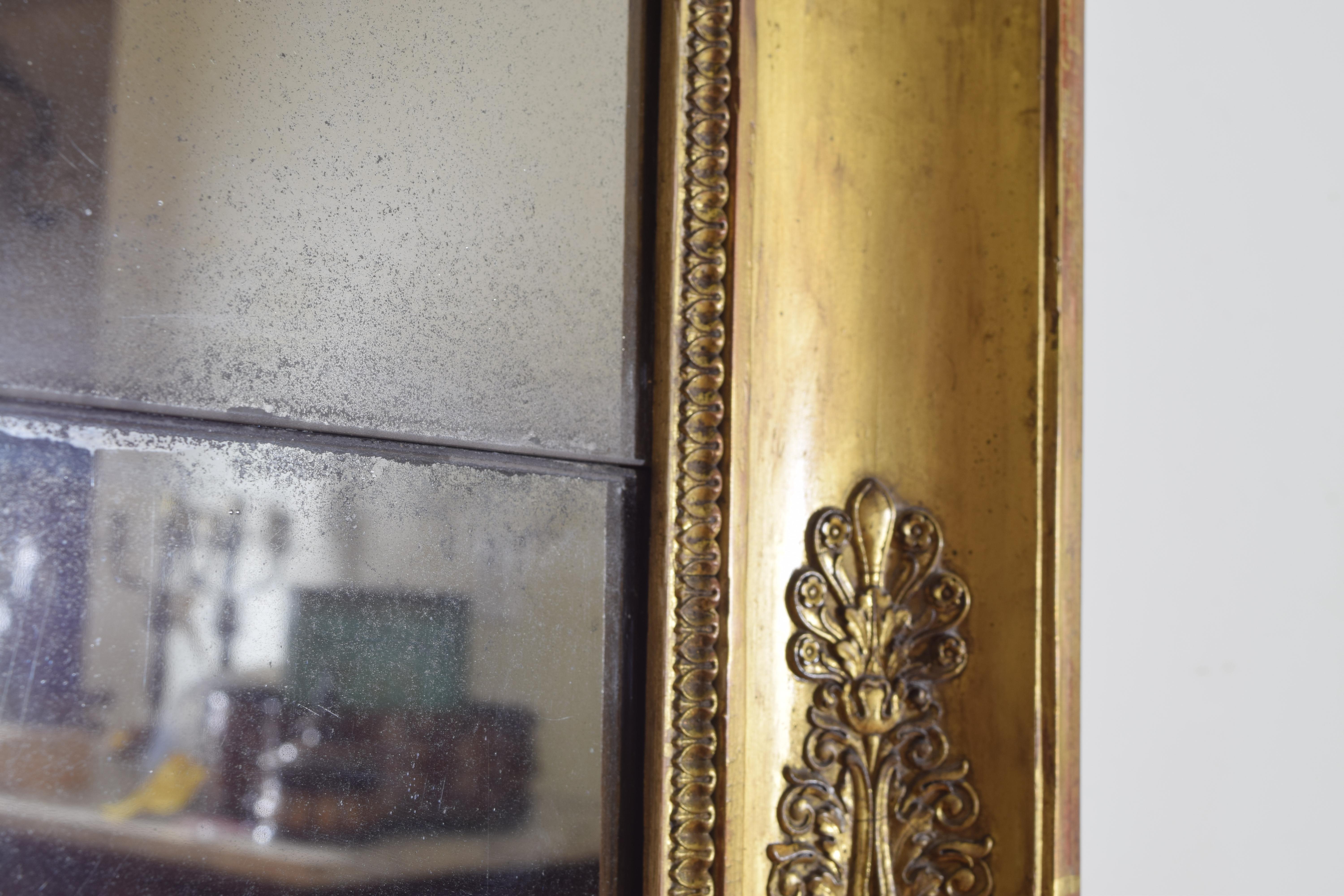 Grand miroir Empire français en bois sculpté et gesso doré en vente 5
