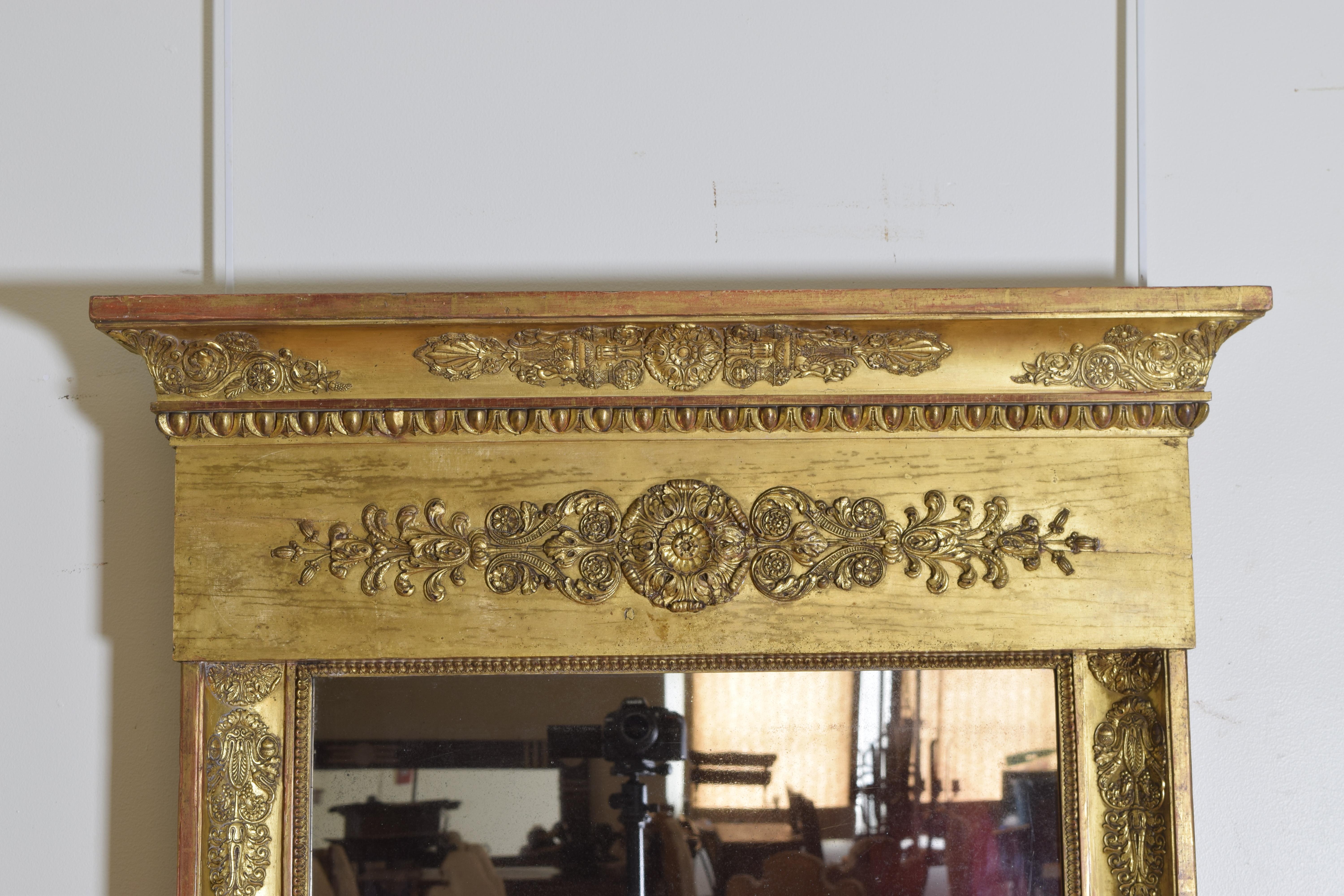 Französisches Empire Großer geschnitzter Gitwood- und Gilt-Gesso-Spiegel (Frühes 19. Jahrhundert) im Angebot