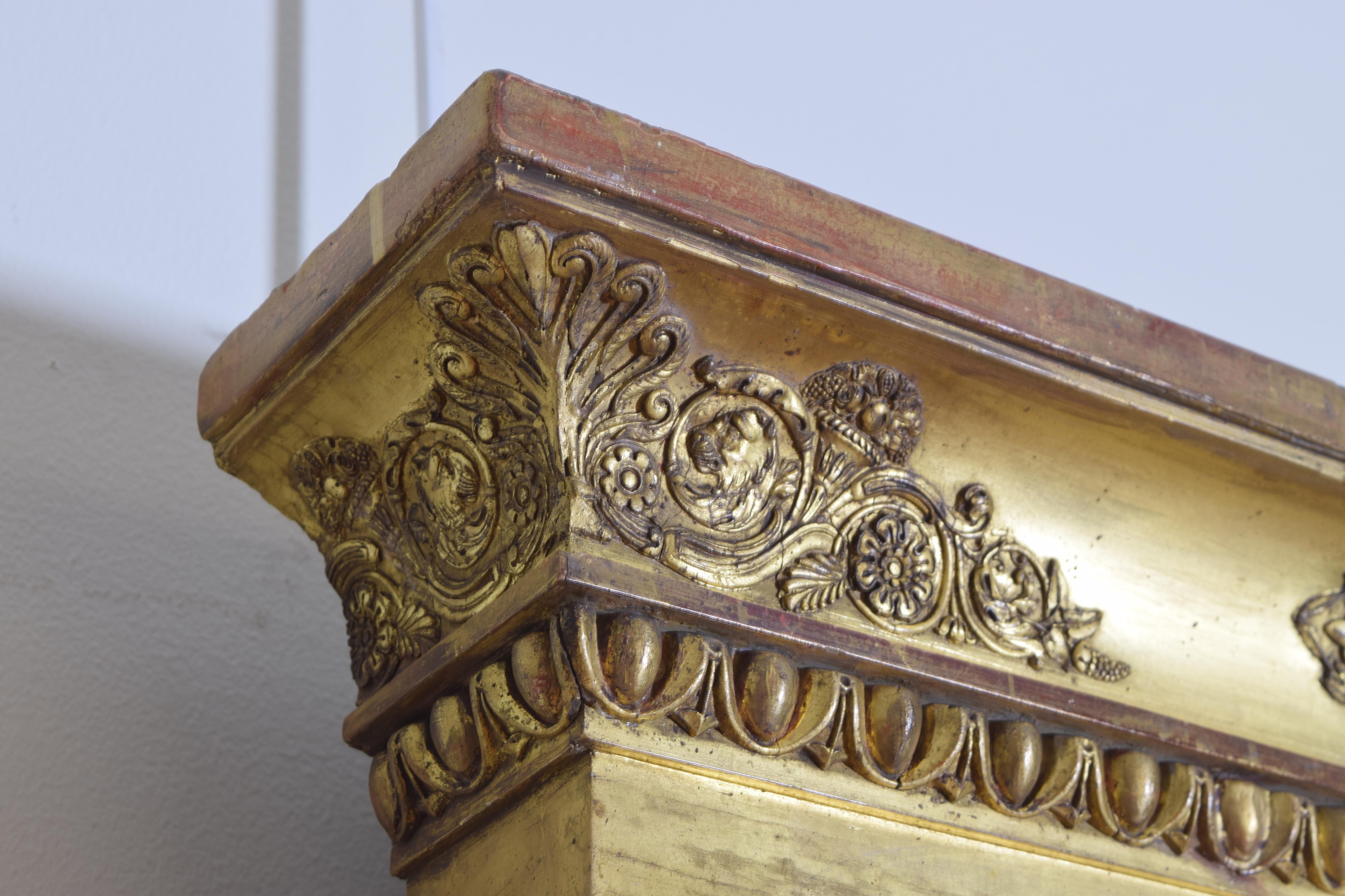 Gesso Grand miroir Empire français en bois sculpté et gesso doré en vente