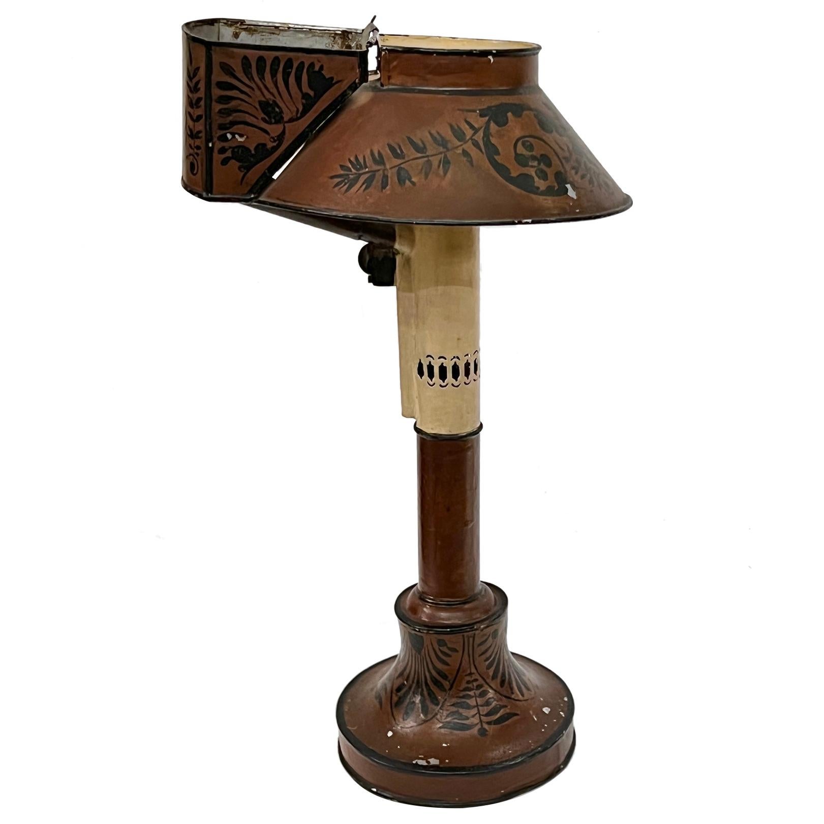 Lampe à huile française du 19e siècle environ, avec finition peinte d'origine et câblée pour une utilisation électrique.

Mesures :
Hauteur : 14