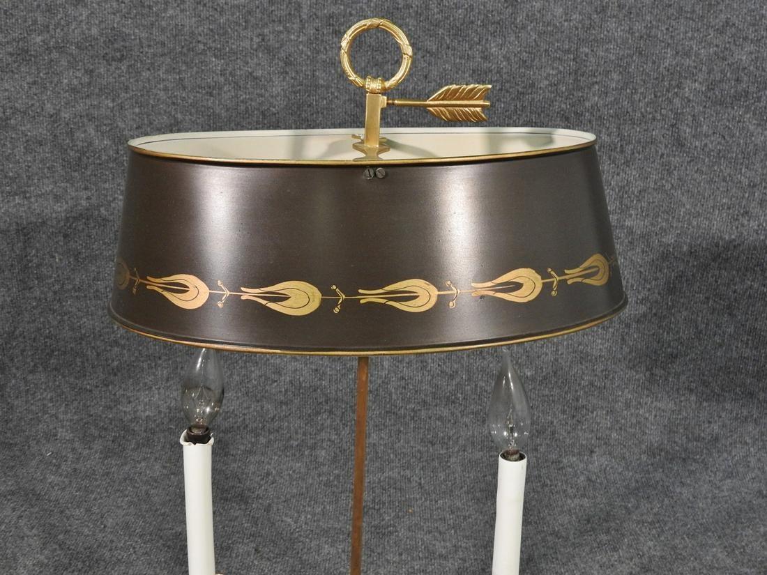 French Empire Tole Painted Metal Shade Brass Bugle Table Lamp, circa 1950s In Good Condition For Sale In Swedesboro, NJ
