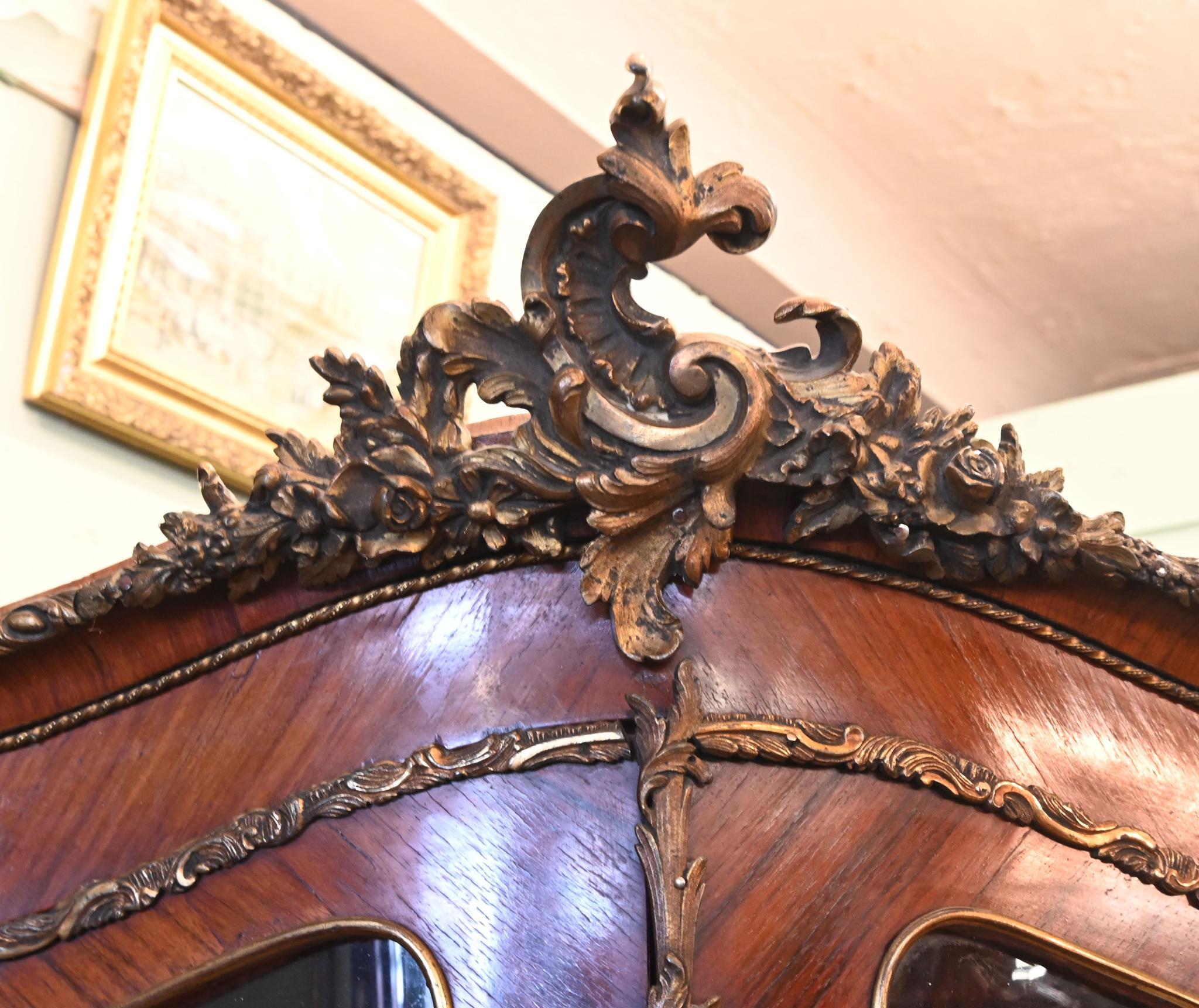 Vetrina francese Impero a due ante
Vetro sagomato sulle porte e ferramenta originale Ormulo
Intricati pannelli di intarsio sulle porte inferiori
Realizzato a mano con legno di kingwood
1860 circa
Comprato da un commerciante di Marche Biron al