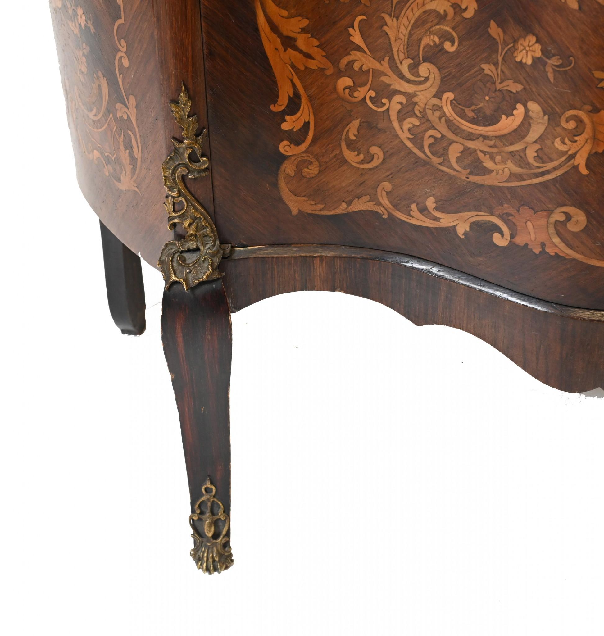 Splendida vetrinetta francese d'epoca in legno di reminiscenza
Presenta un'abbondante lavorazione a intarsio e finiture originali in ormolu.
Due porte si aprono per rivelare l'interno foderato di materiale e dotato di ripiani
Ottimo per esporre