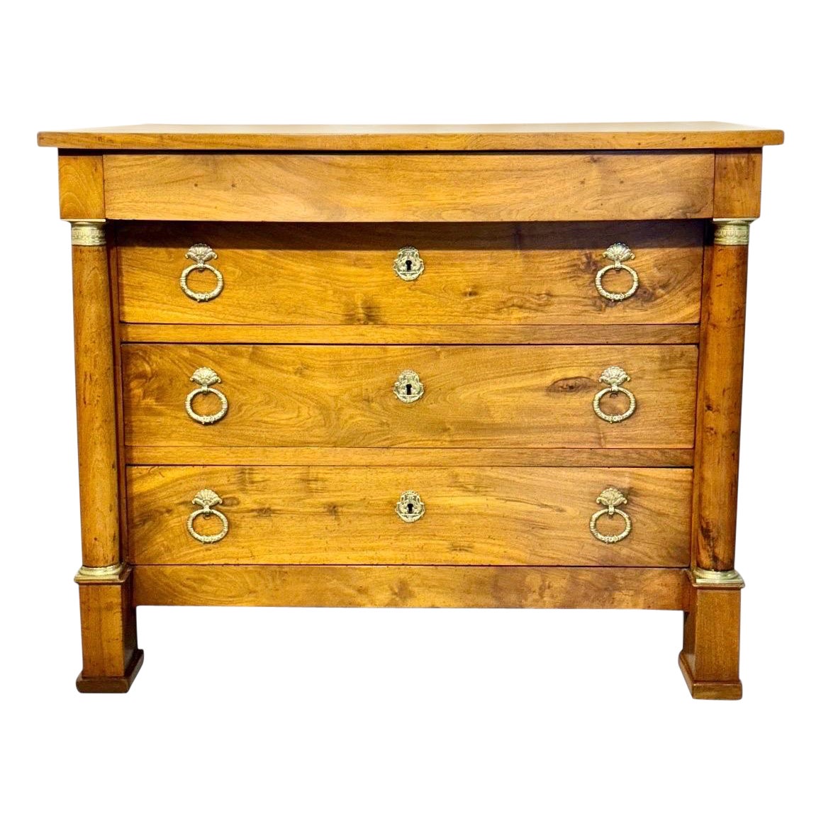 Französische Empire-Kommode aus Nussbaum mit Bronzebeschlägen, frühes 19.