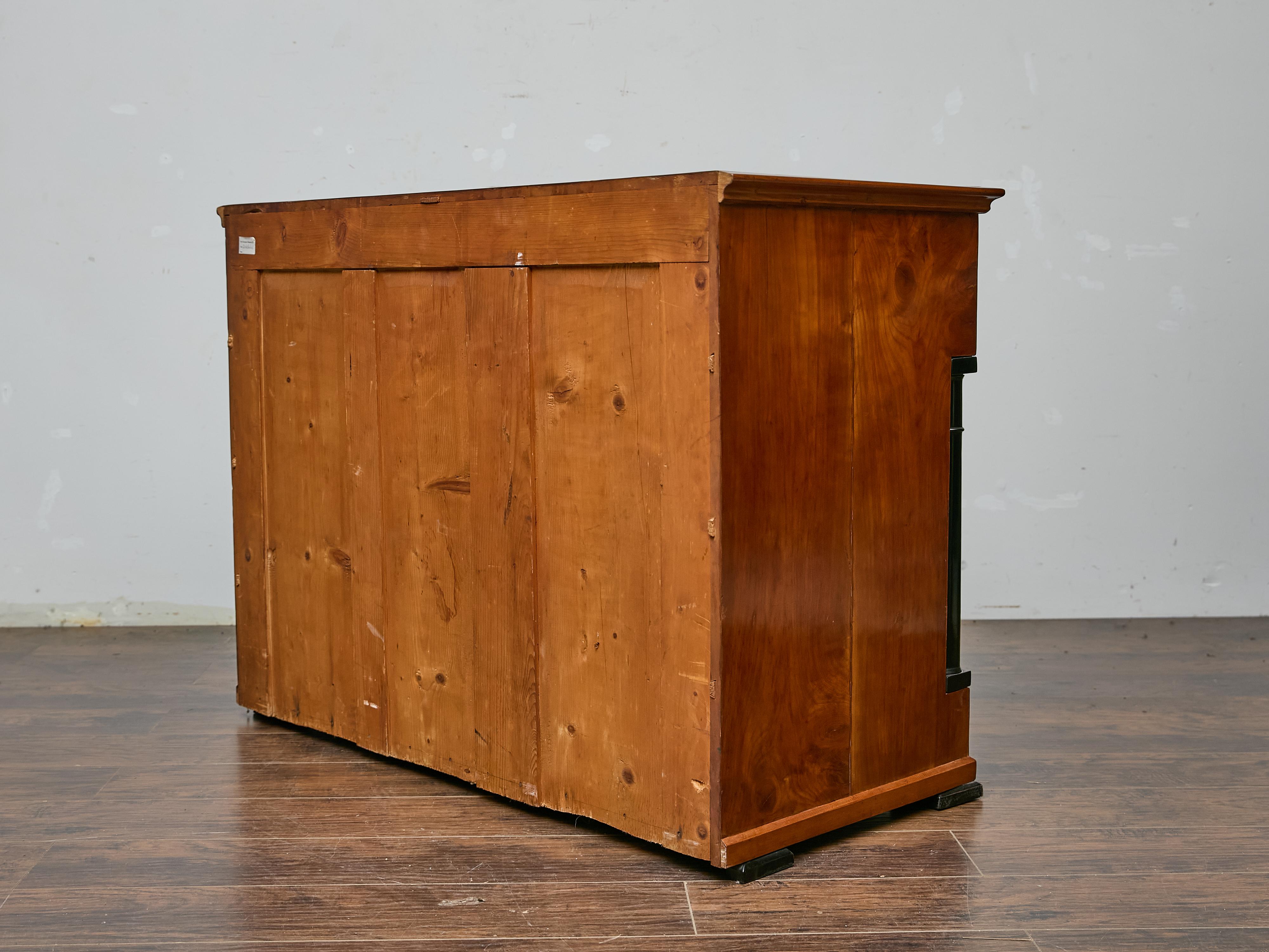 Commode francese in noce Impero con colonne ebanizzate, inizio XIX secolo in vendita 3