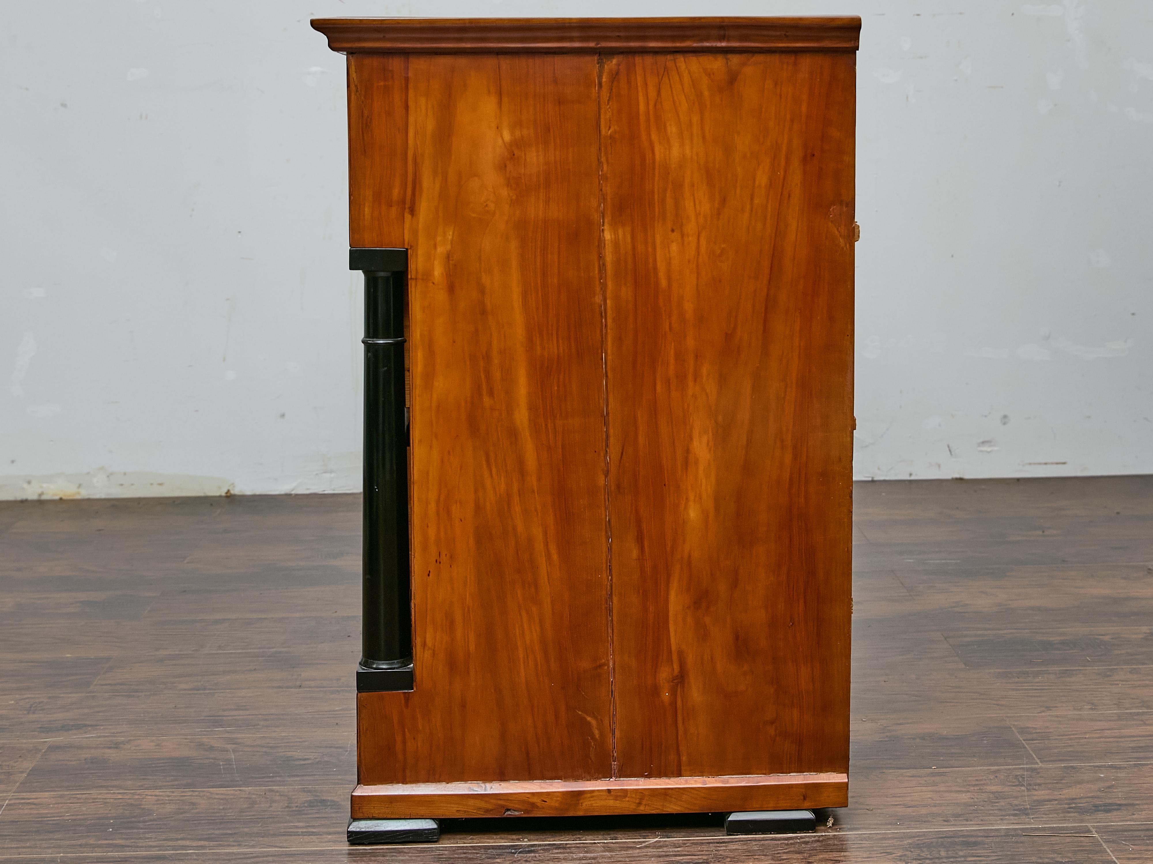 Commode francese in noce Impero con colonne ebanizzate, inizio XIX secolo in vendita 5