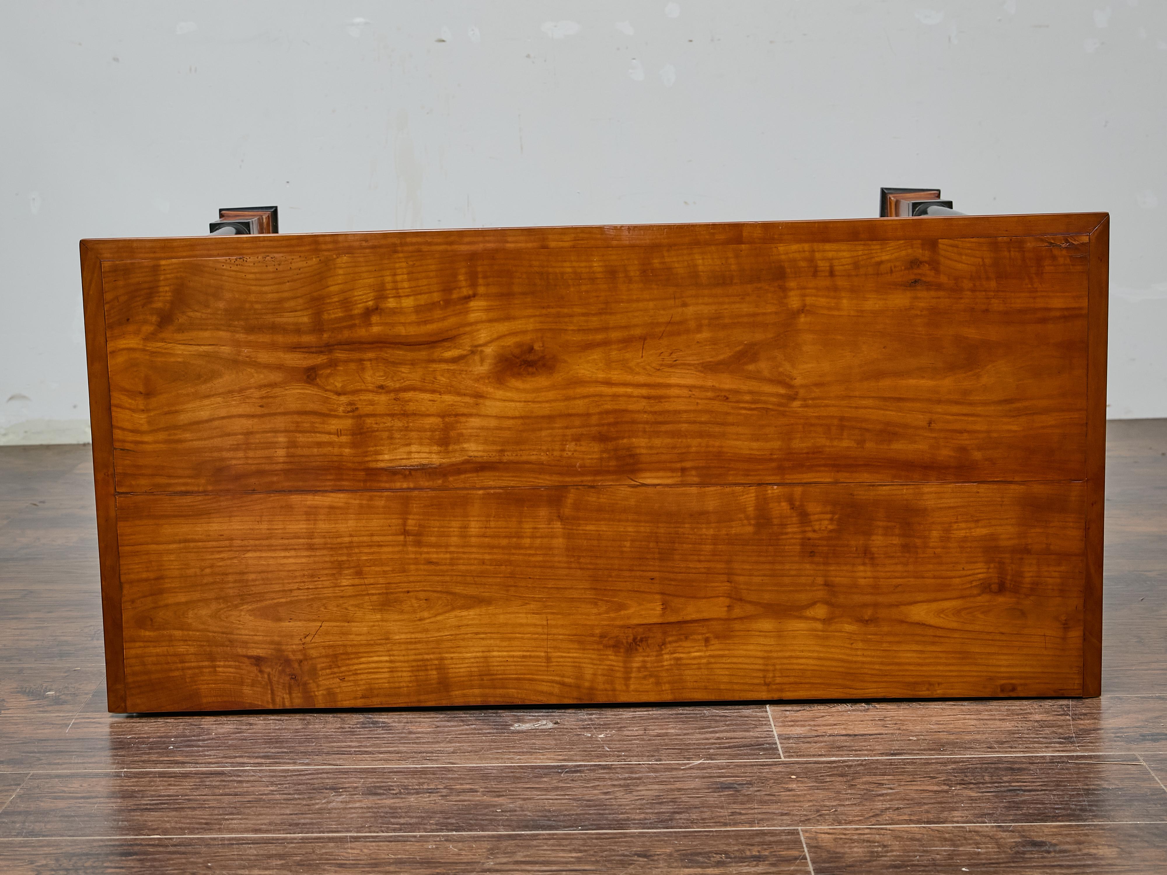 Commode francese in noce Impero con colonne ebanizzate, inizio XIX secolo in vendita 6