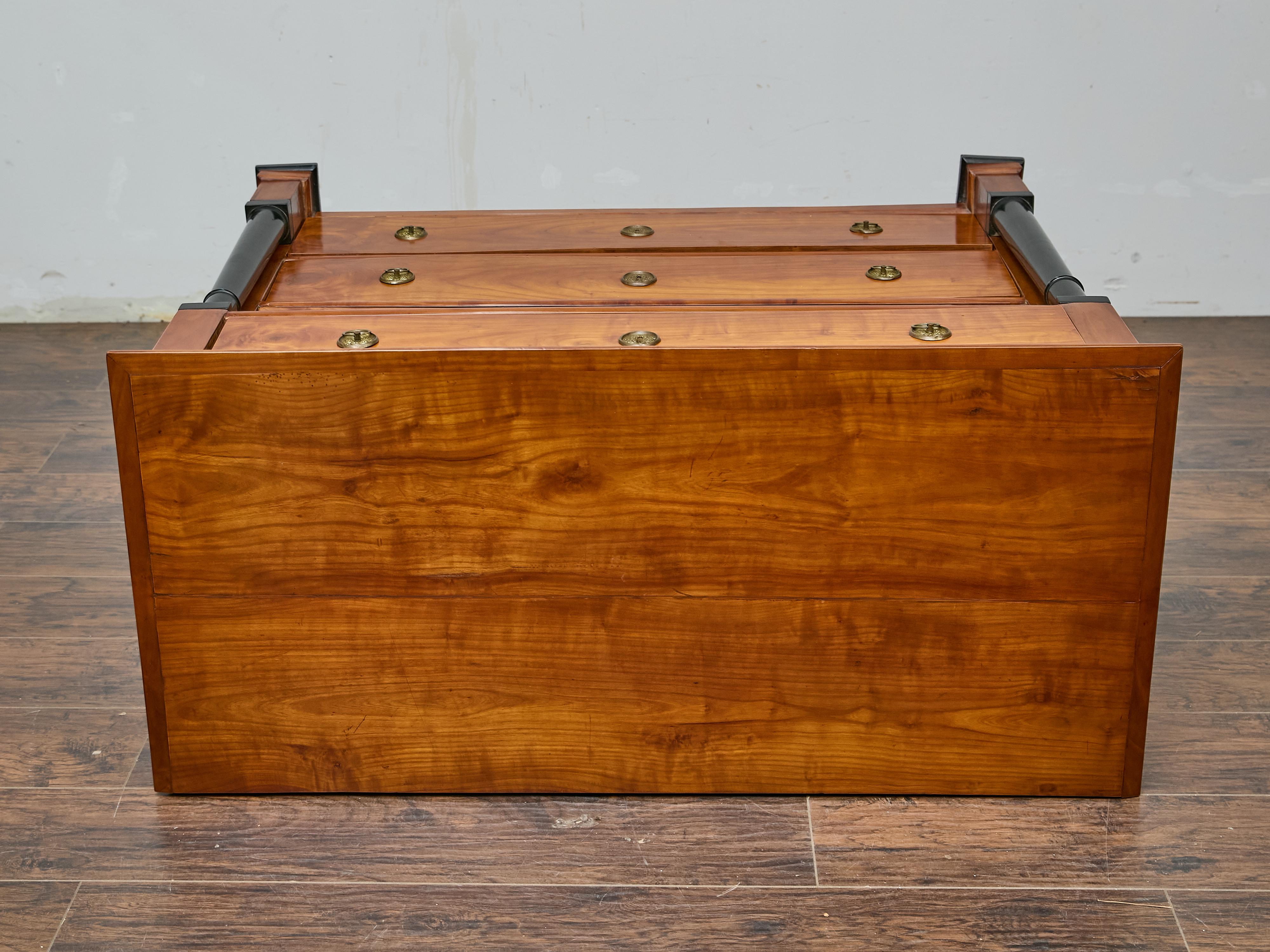 Commode francese in noce Impero con colonne ebanizzate, inizio XIX secolo in vendita 7