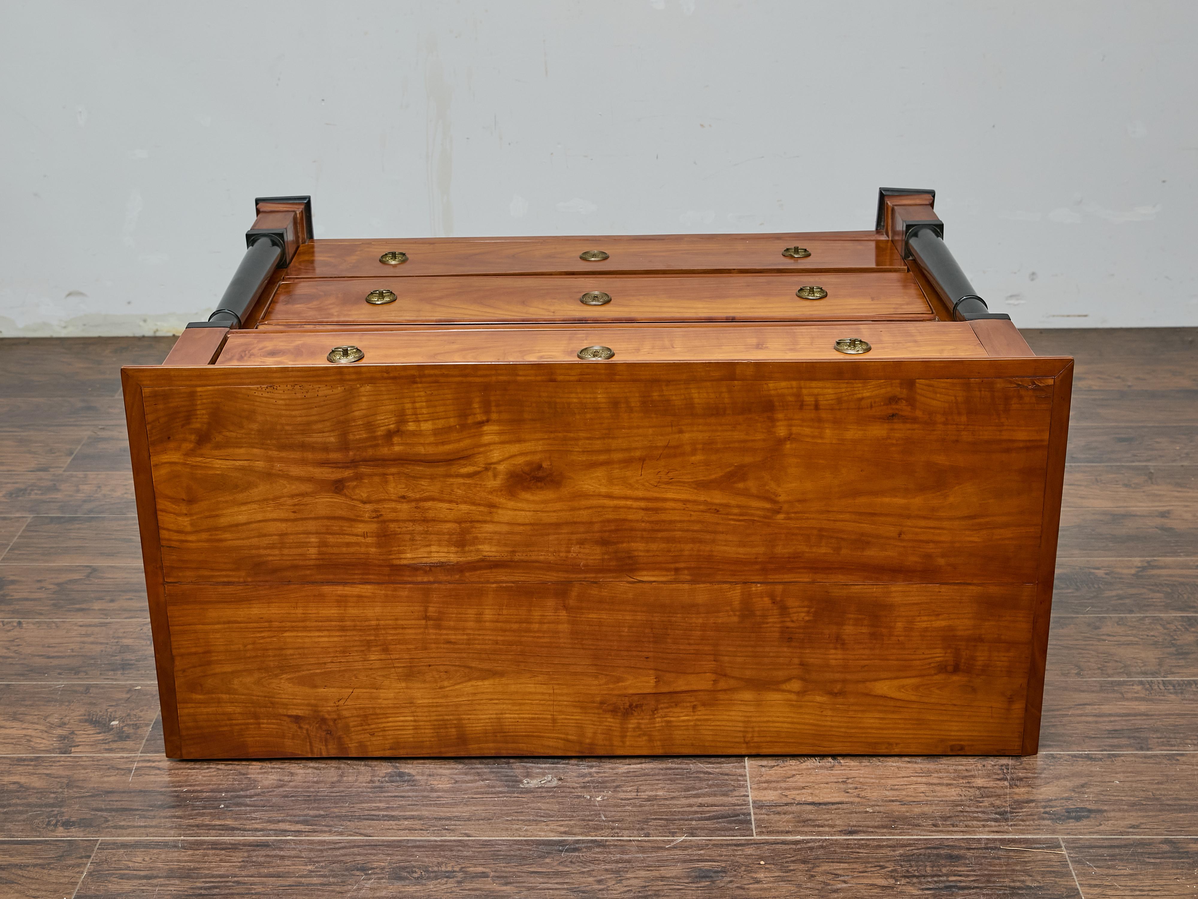 Commode francese in noce Impero con colonne ebanizzate, inizio XIX secolo in vendita 8