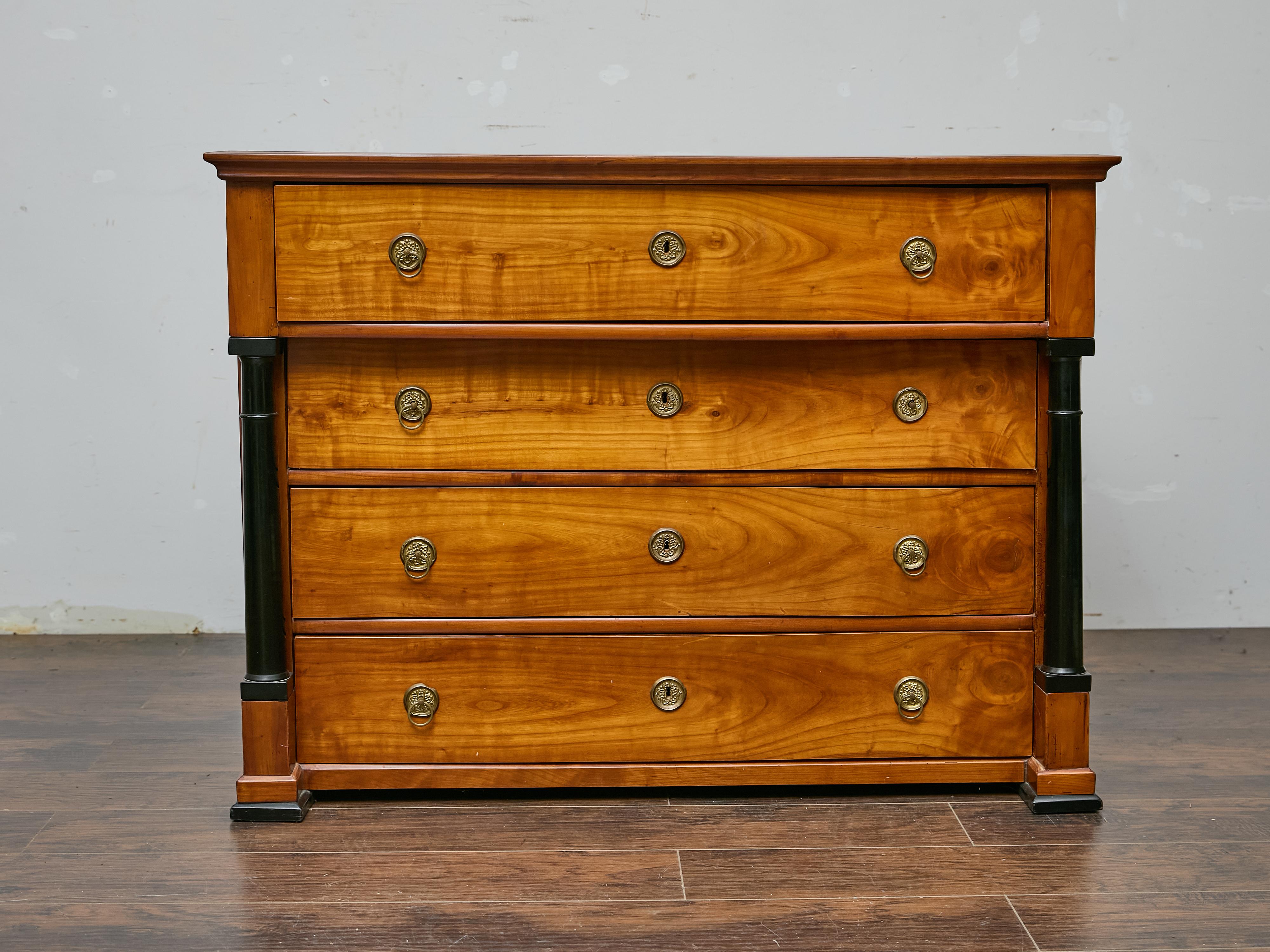 Questa commode francese in noce Impero presenta le linee architettoniche pulite e gli ornamenti sobri associati all'inizio del XIX secolo. La sua facciata è disposta secondo il classico ritmo Impero: un lungo cassetto superiore sopra tre cassetti a