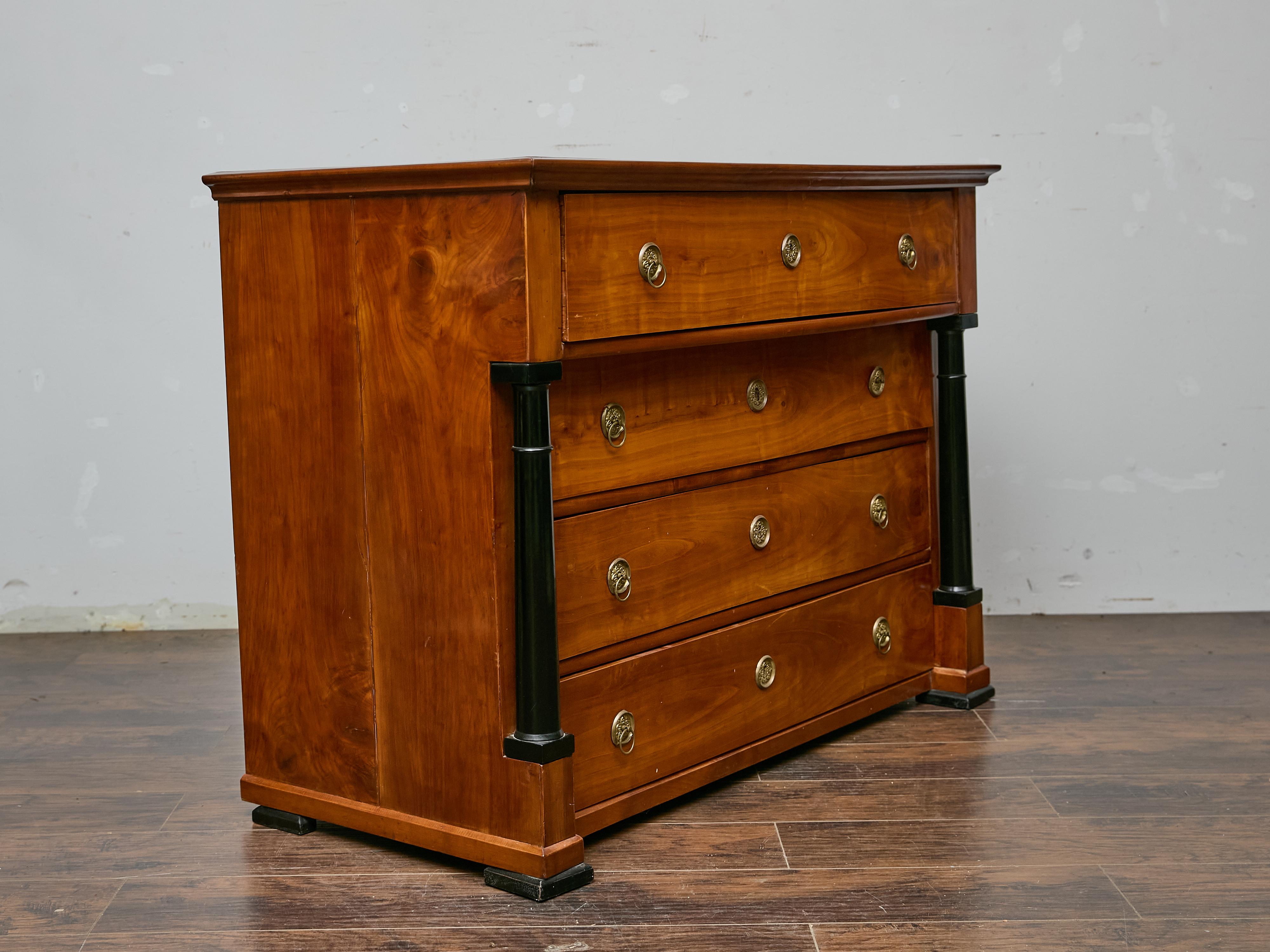 Stile impero Commode francese in noce Impero con colonne ebanizzate, inizio XIX secolo in vendita