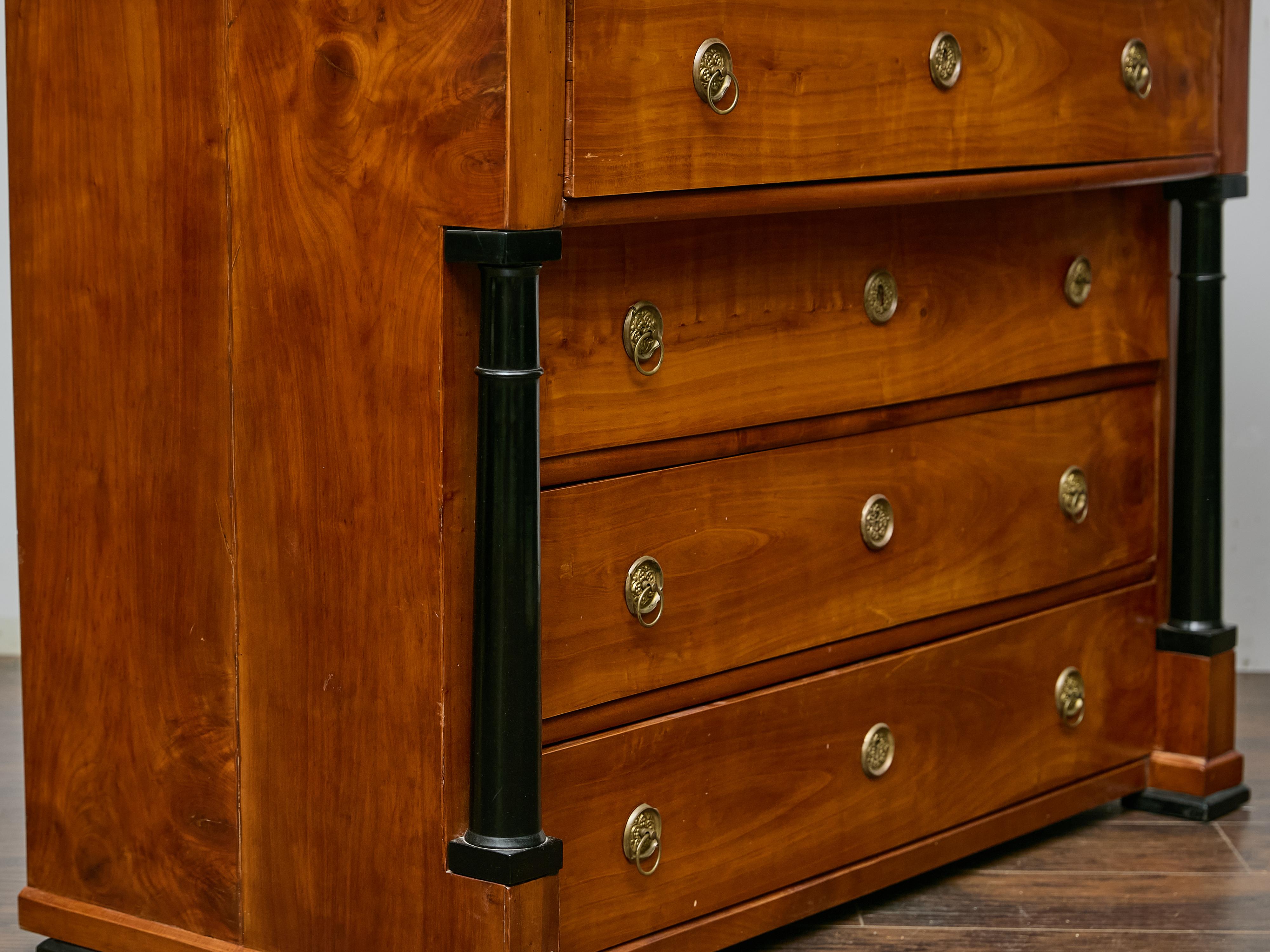 Francese Commode francese in noce Impero con colonne ebanizzate, inizio XIX secolo in vendita