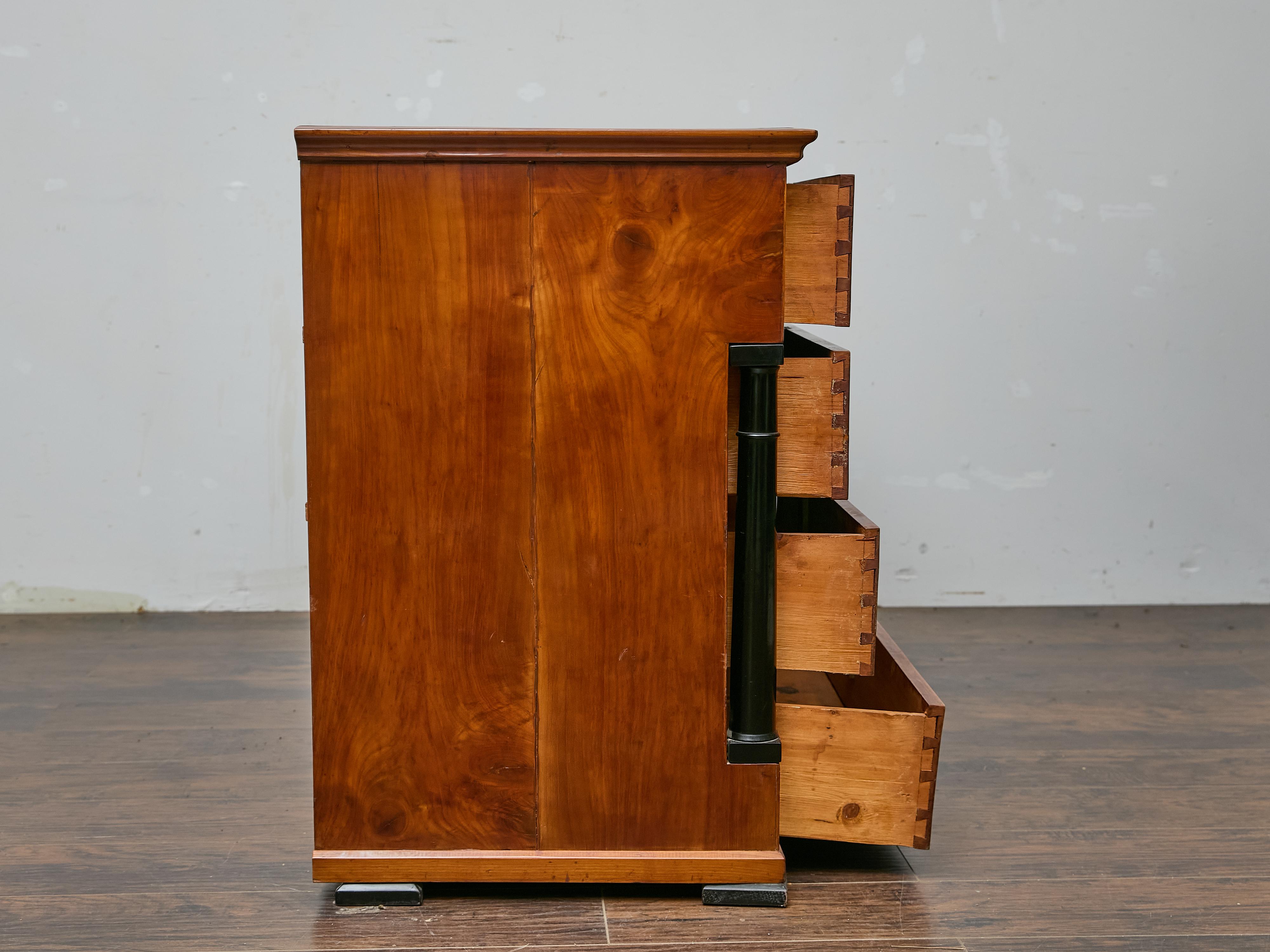 Commode francese in noce Impero con colonne ebanizzate, inizio XIX secolo In condizioni buone in vendita a Atlanta, GA