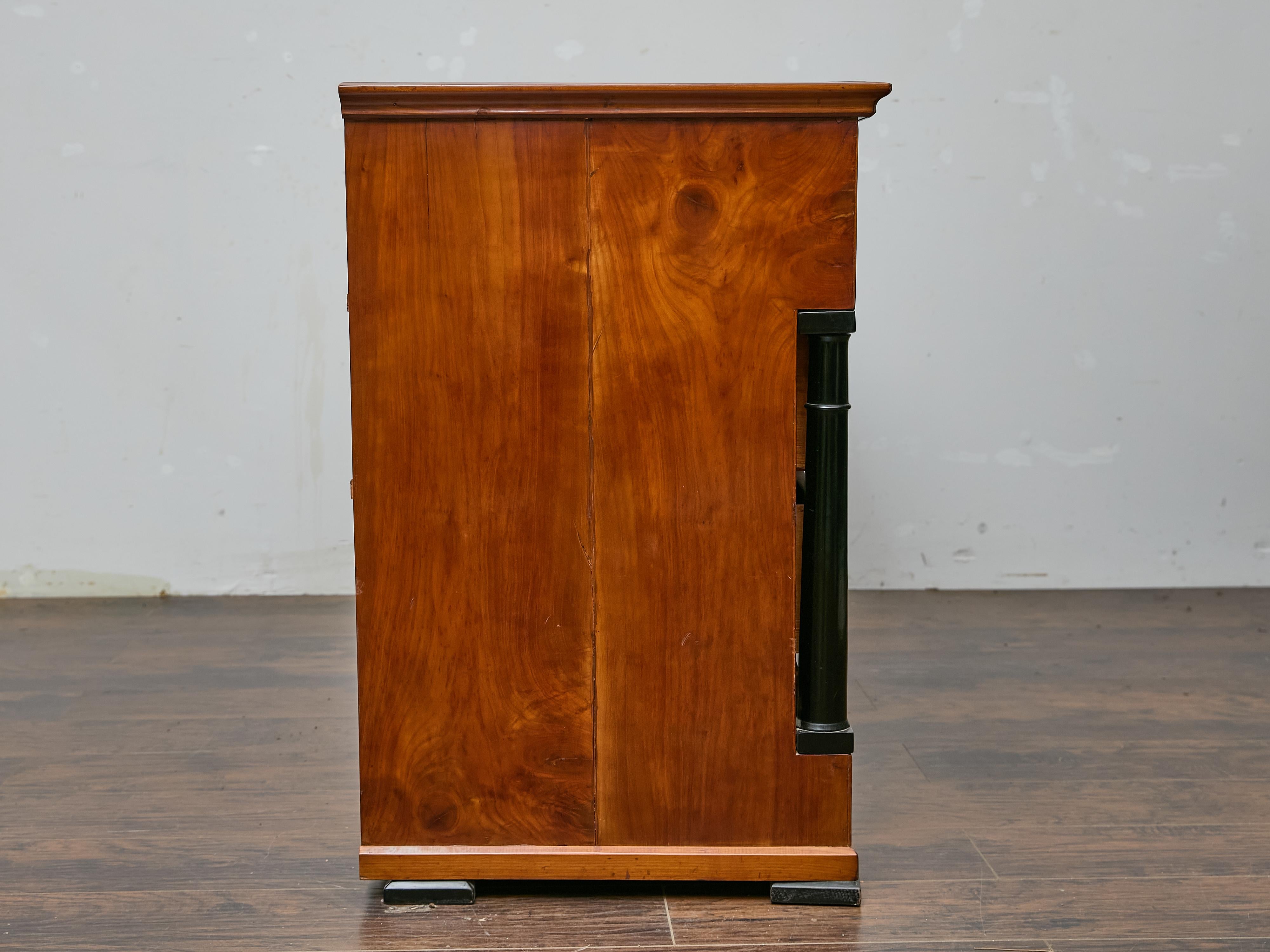 Ottone Commode francese in noce Impero con colonne ebanizzate, inizio XIX secolo in vendita